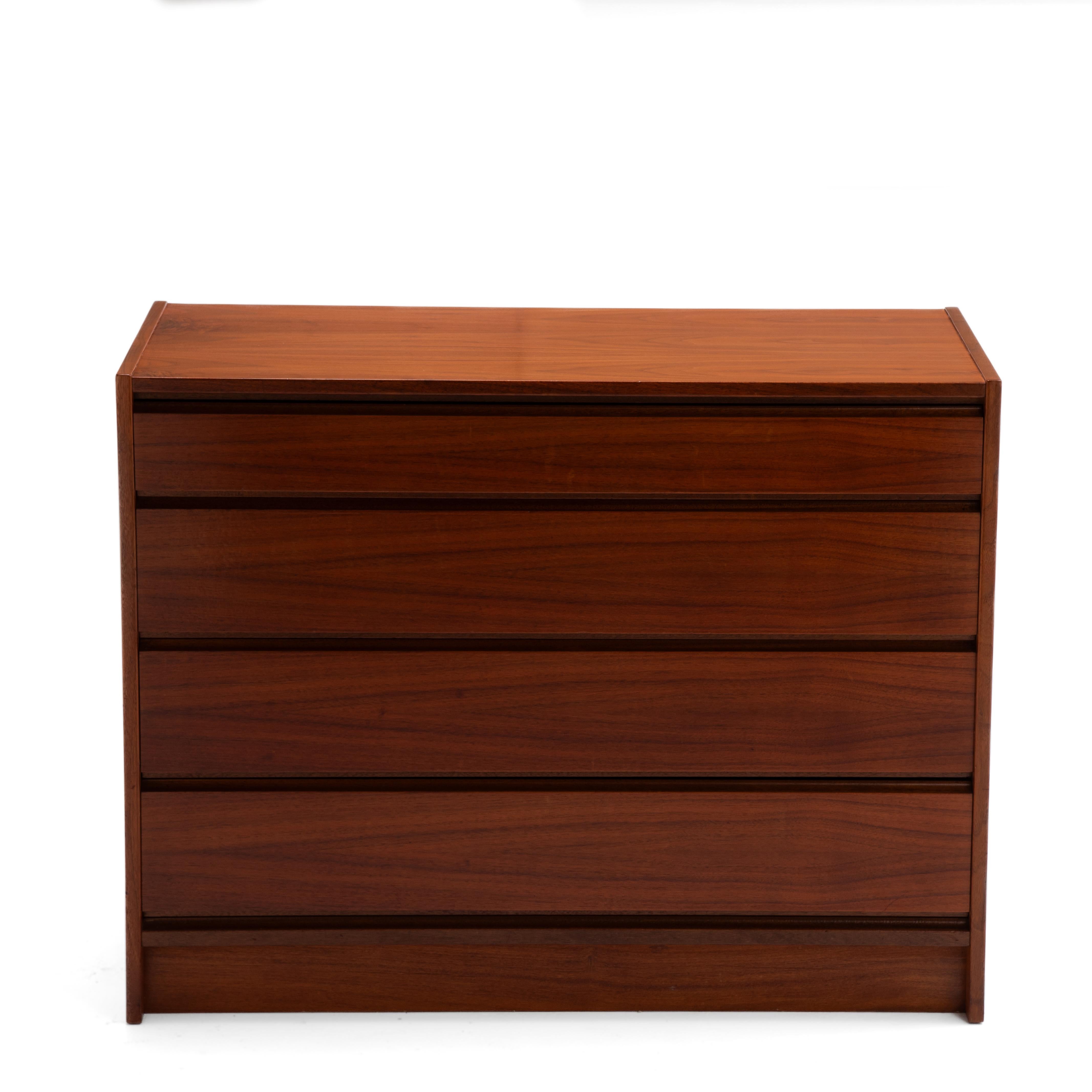 Dänischer Nussbaum 4 Schubladen Kommode Arne Wahl Iversen Unmarked 1970s im Angebot 3