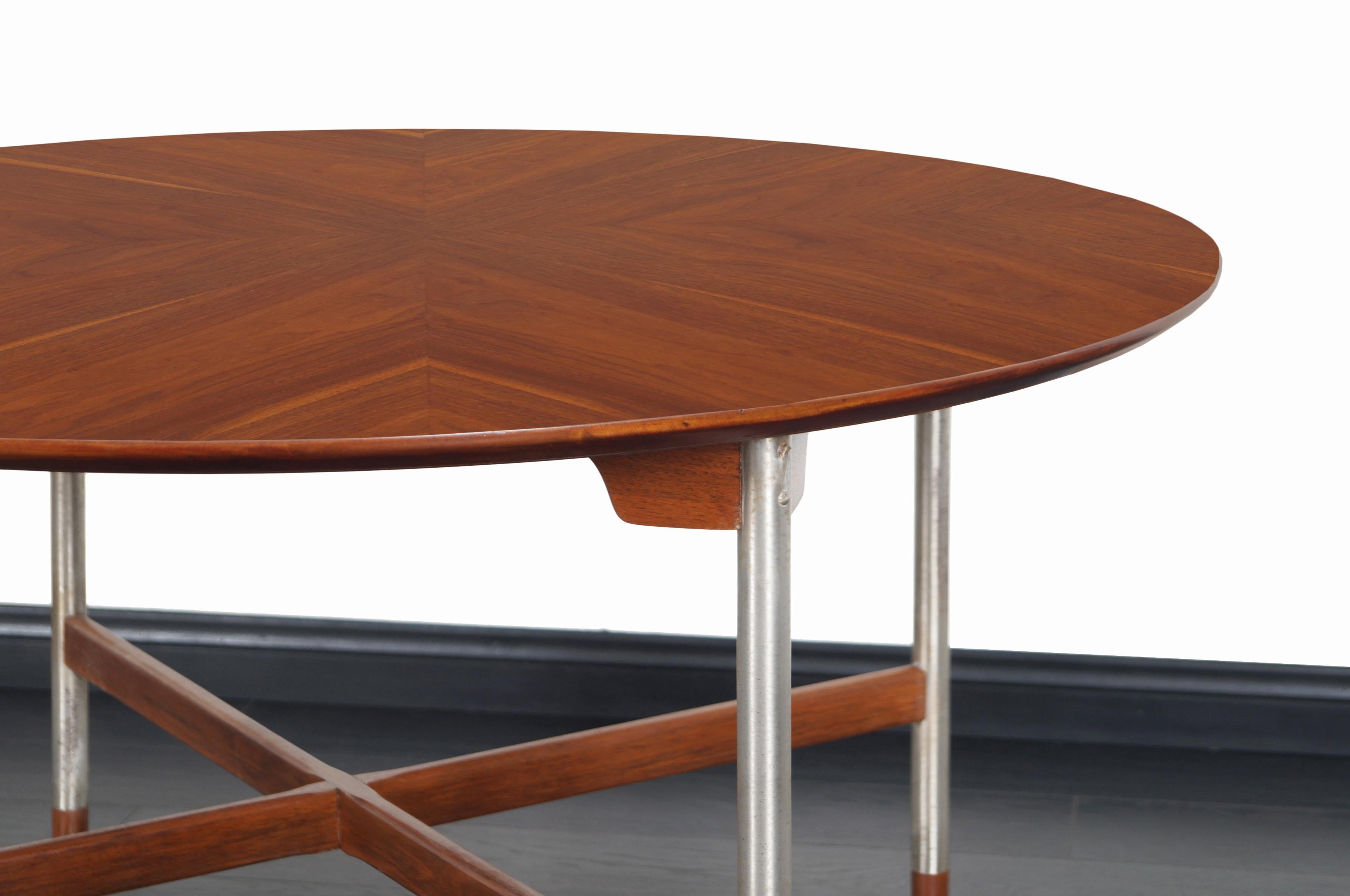 Tisch aus Nussbaum und gebürstetem Stahl aus der Jahrhundertmitte von Jack Cartwright (Moderne der Mitte des Jahrhunderts) im Angebot