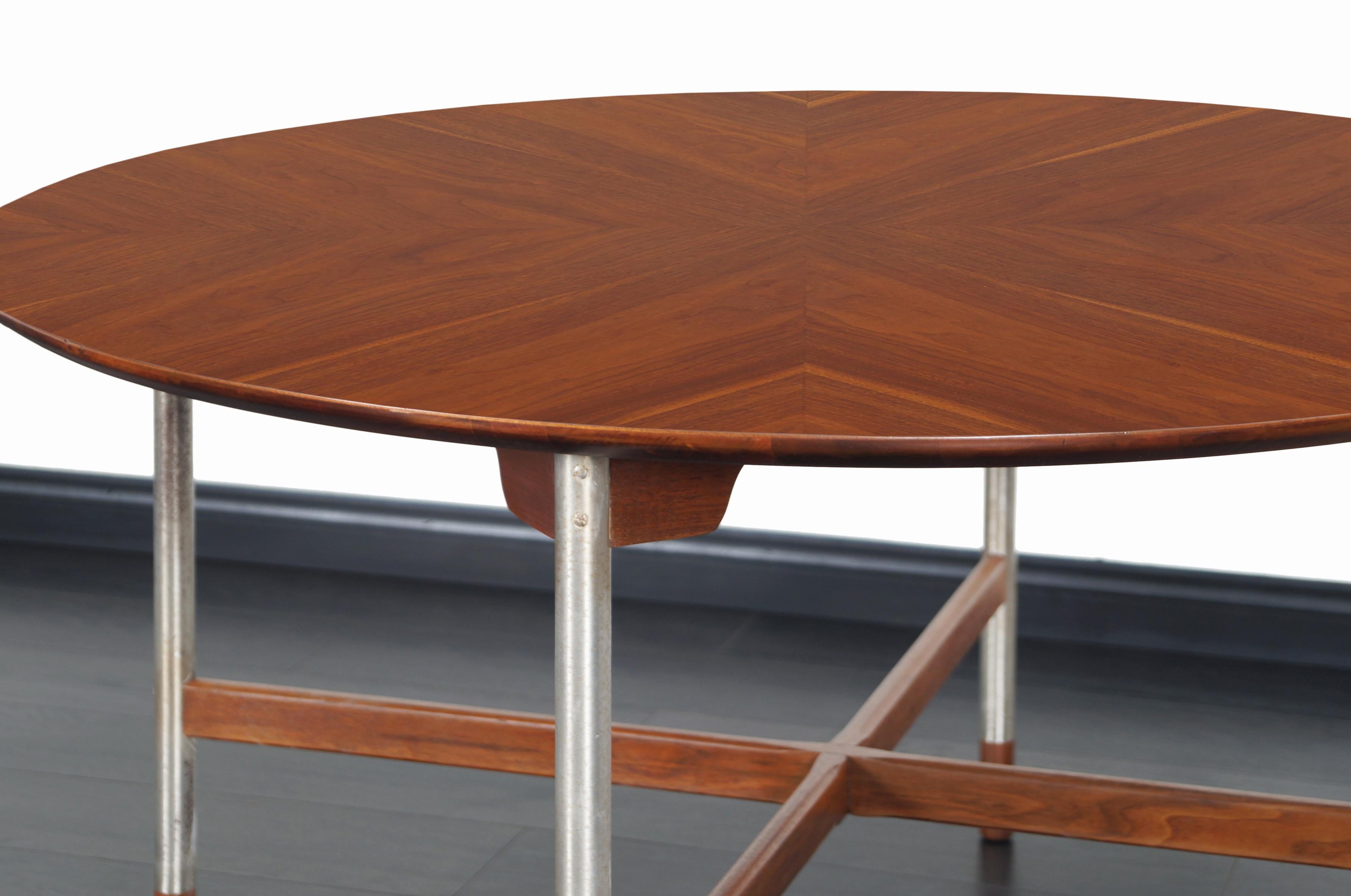 Tisch aus Nussbaum und gebürstetem Stahl aus der Jahrhundertmitte von Jack Cartwright (Mitte des 20. Jahrhunderts) im Angebot