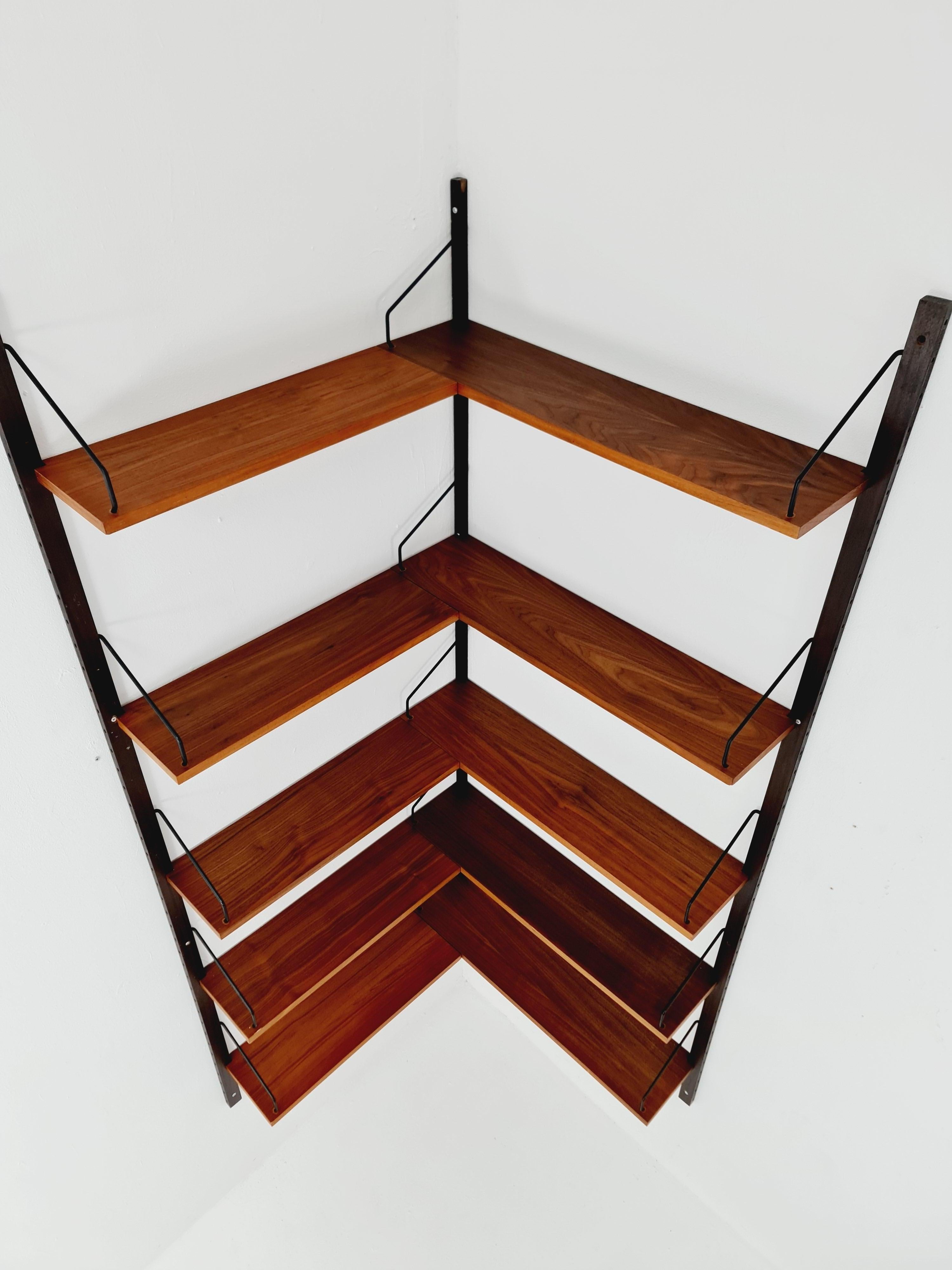 Mid-Century moderno Scaffale angolare a parete in noce danese, di Royal for  Poul Cadovius in vendita