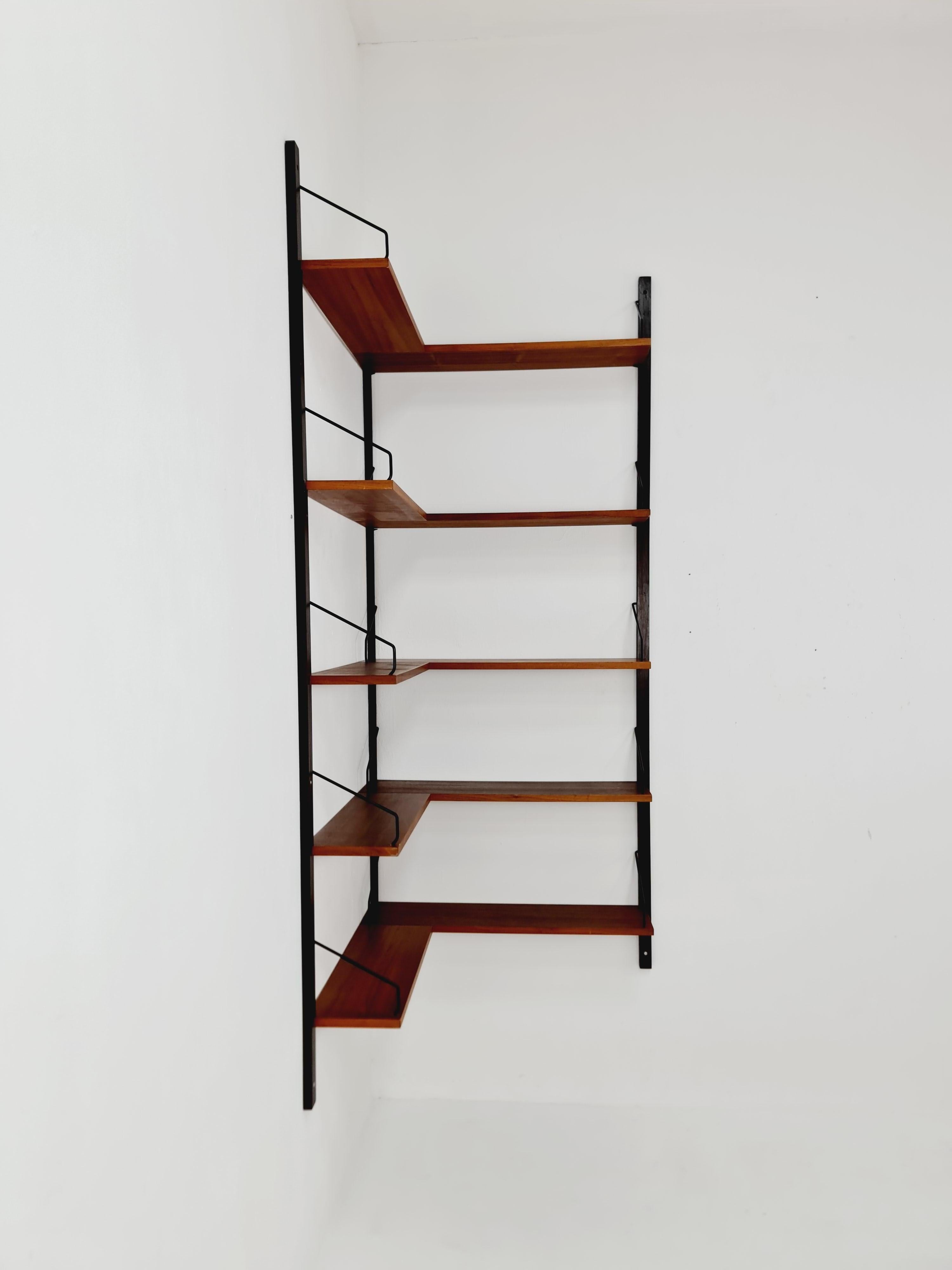 Metallo Scaffale angolare a parete in noce danese, di Royal for  Poul Cadovius in vendita