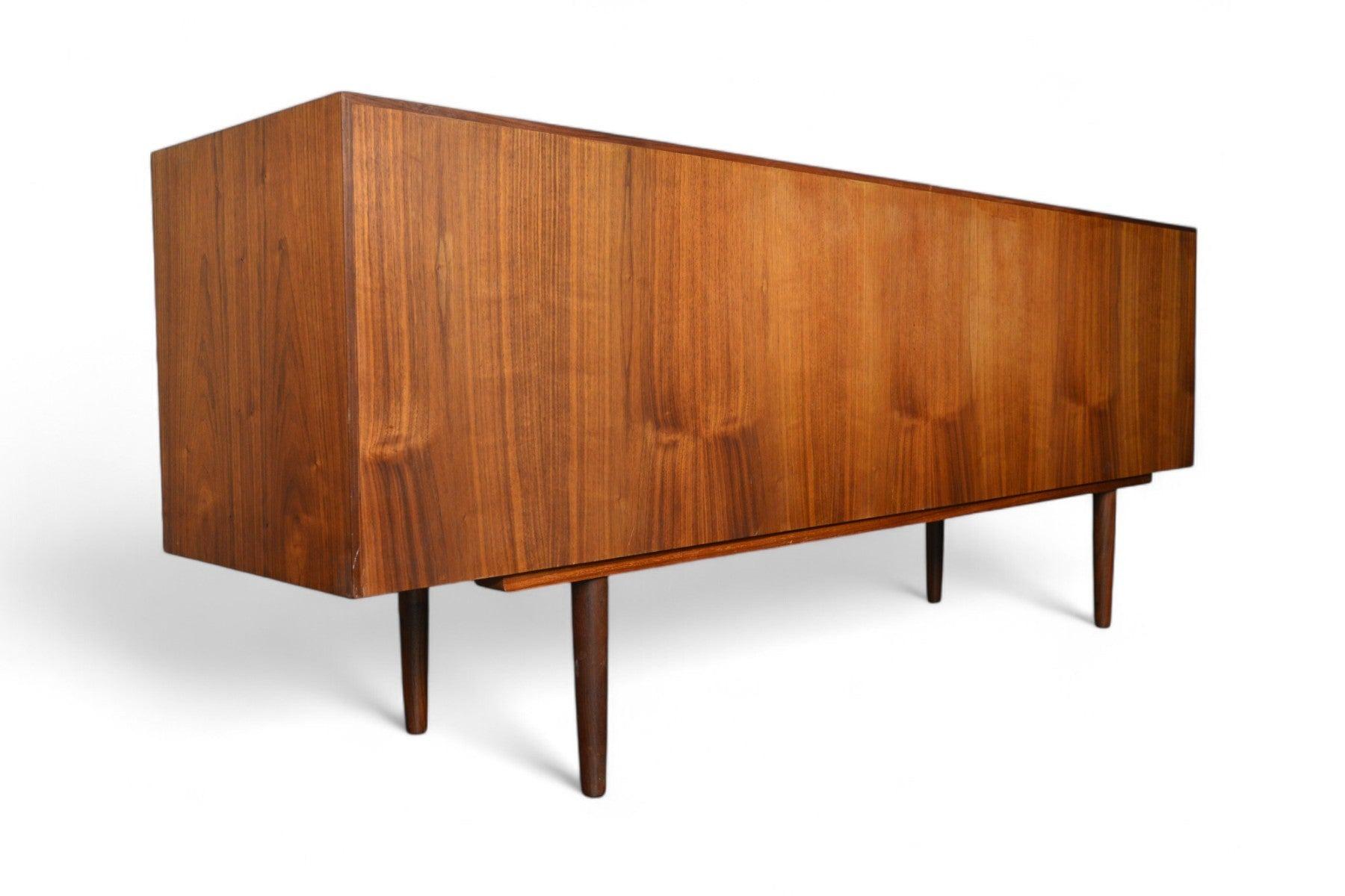 Origine: Danimarca
Designer: Ib Kofod-Larsen
Produttore: Sconosciuto
Epoca: anni '60
Materiali: Noce
Misure: 80