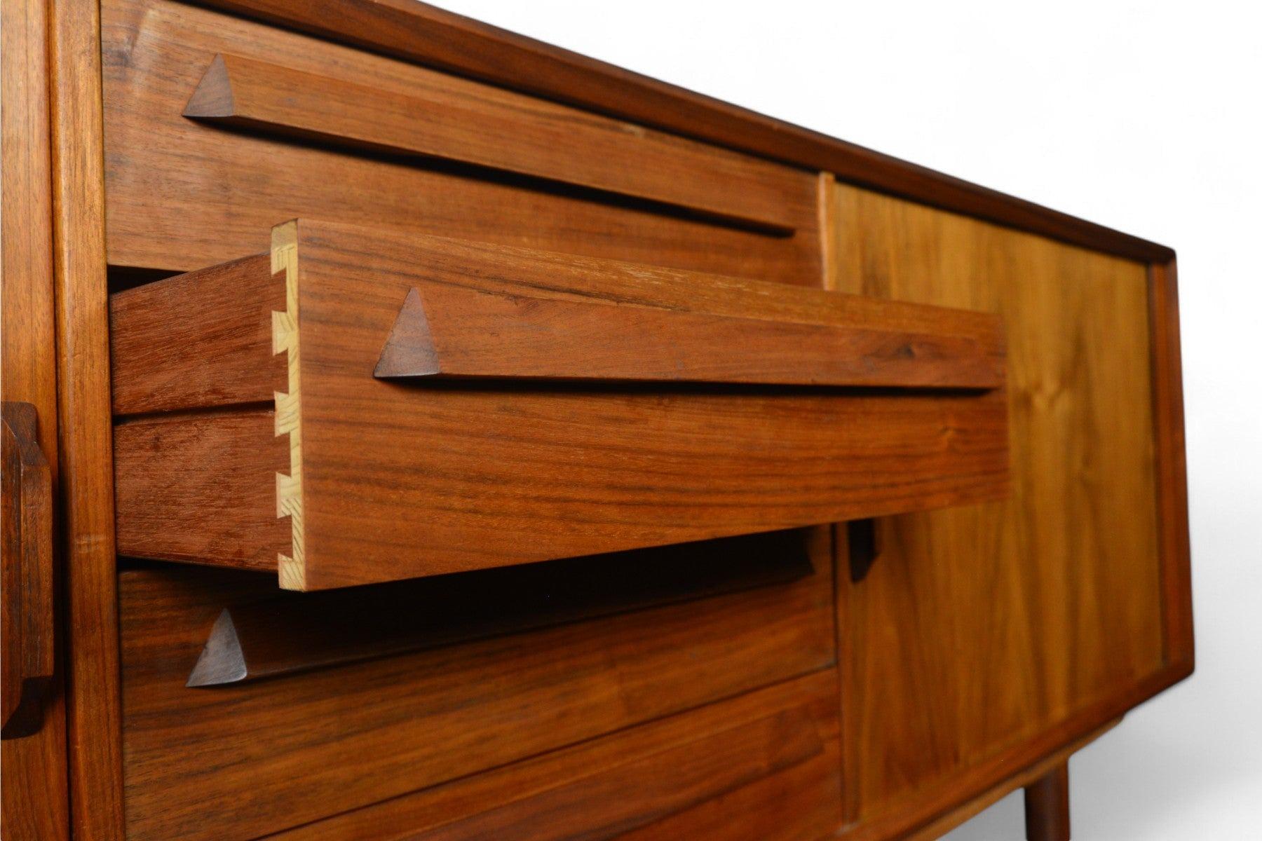 Mid-Century moderno Credenza in noce danese con ante a tamburo in vendita