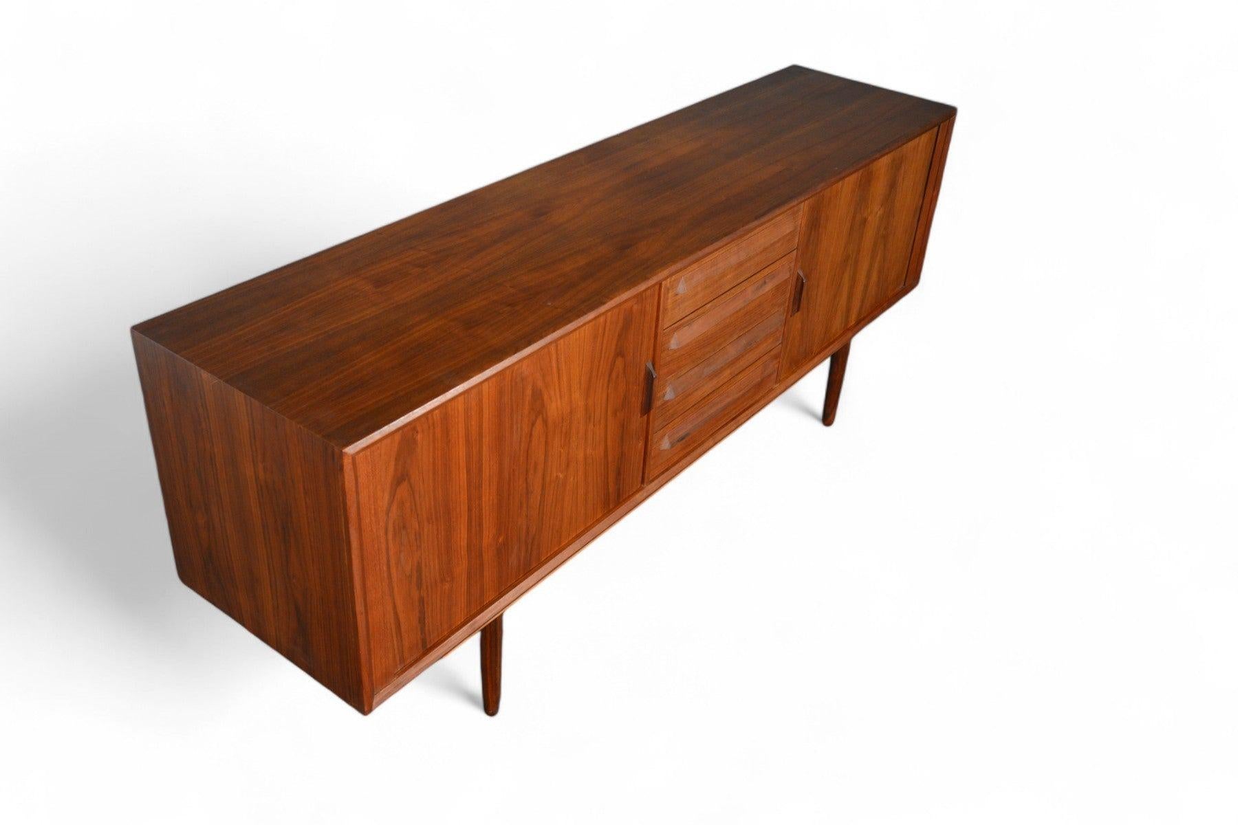 Credenza in noce danese con ante a tamburo In condizioni buone in vendita a Berkeley, CA