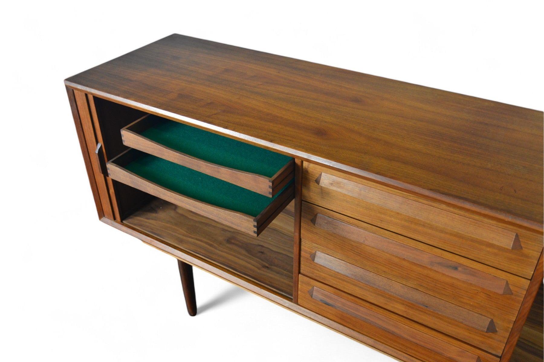 Credenza in noce danese con ante a tamburo in vendita 1