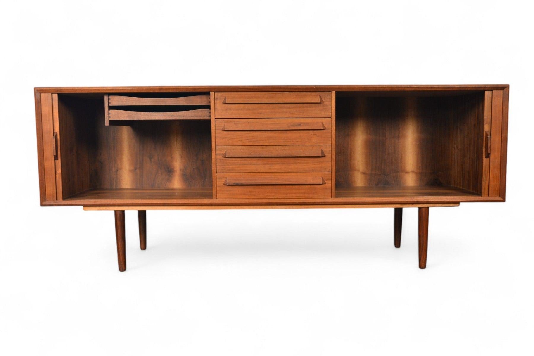 Credenza in noce danese con ante a tamburo in vendita 2