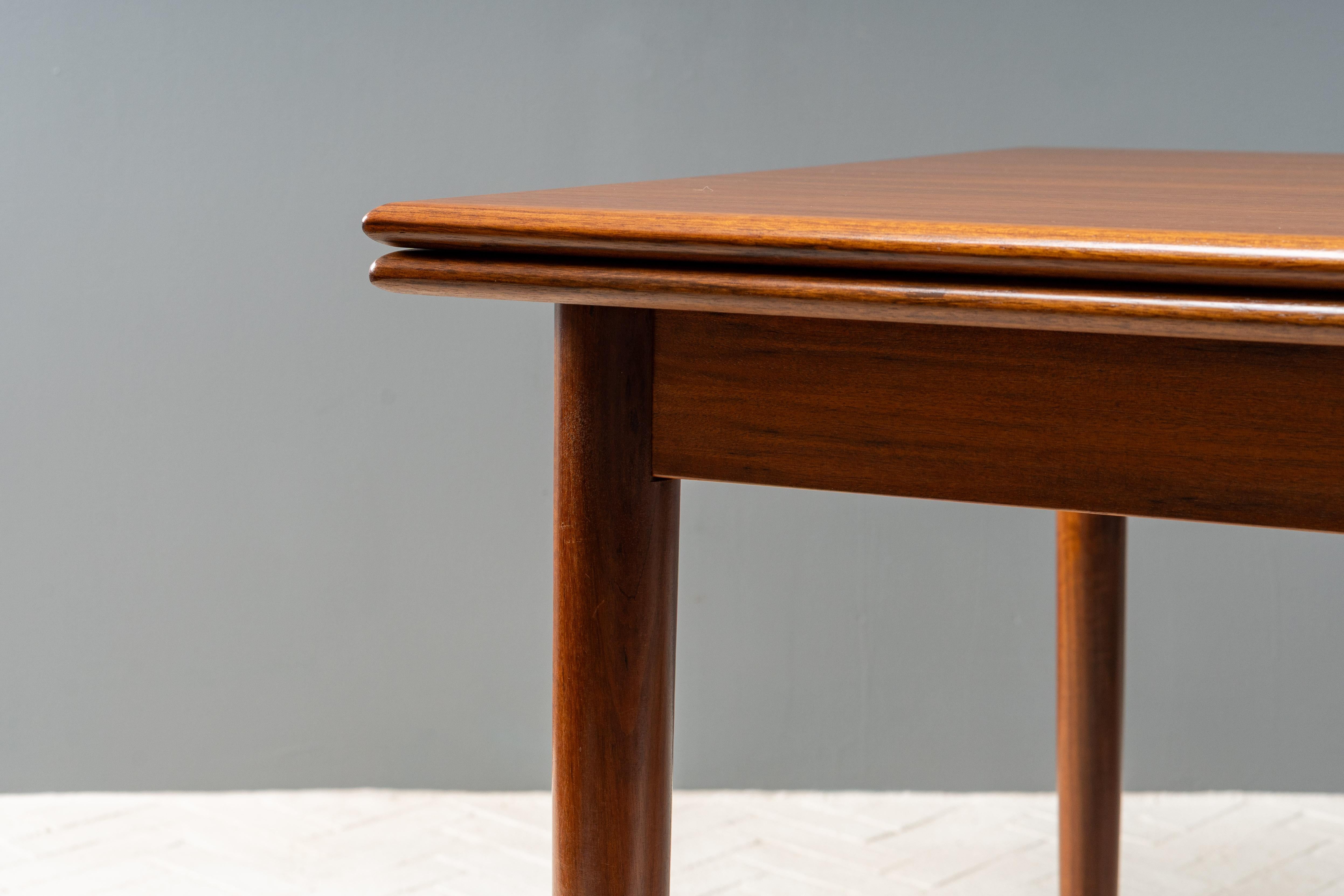 Danish Walnut Draw-Leaf Dining Table In Good Condition For Sale In Cambridge, US