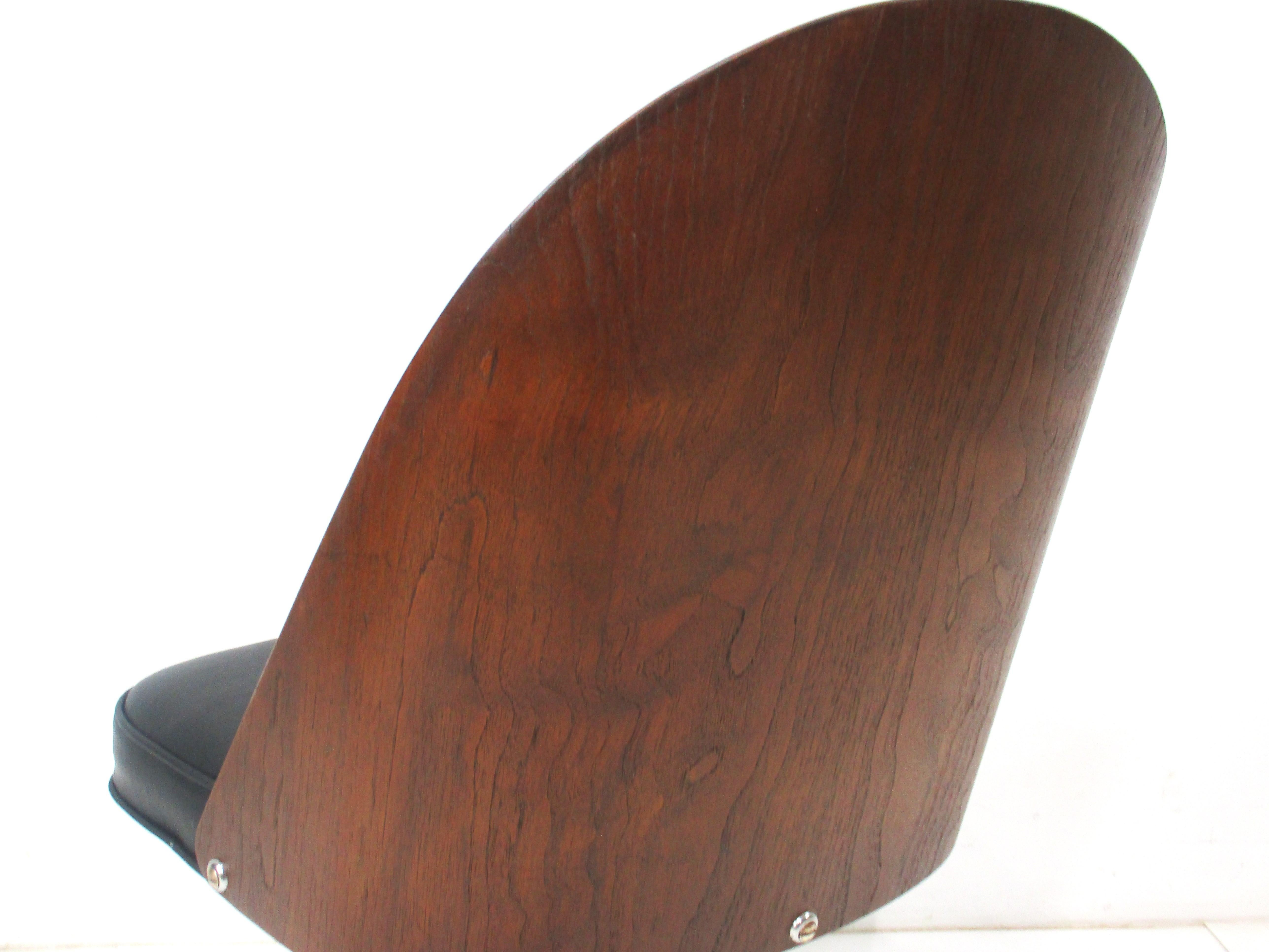 Chaise de bureau roulante danoise en noyer et cuir dans le style de Fritz Hansen  en vente 3