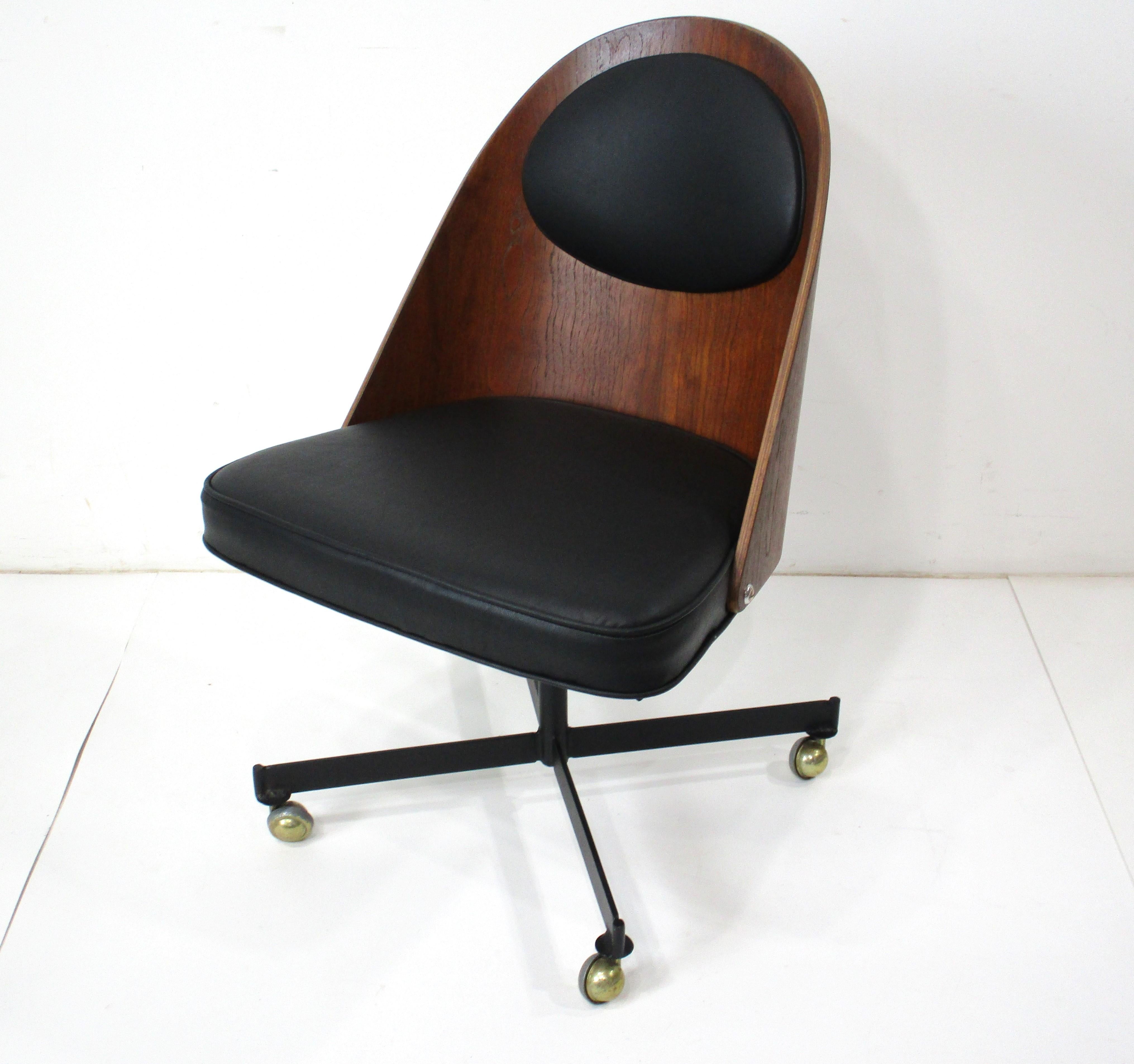 Chaise de bureau roulante danoise en noyer et cuir dans le style de Fritz Hansen  en vente 6