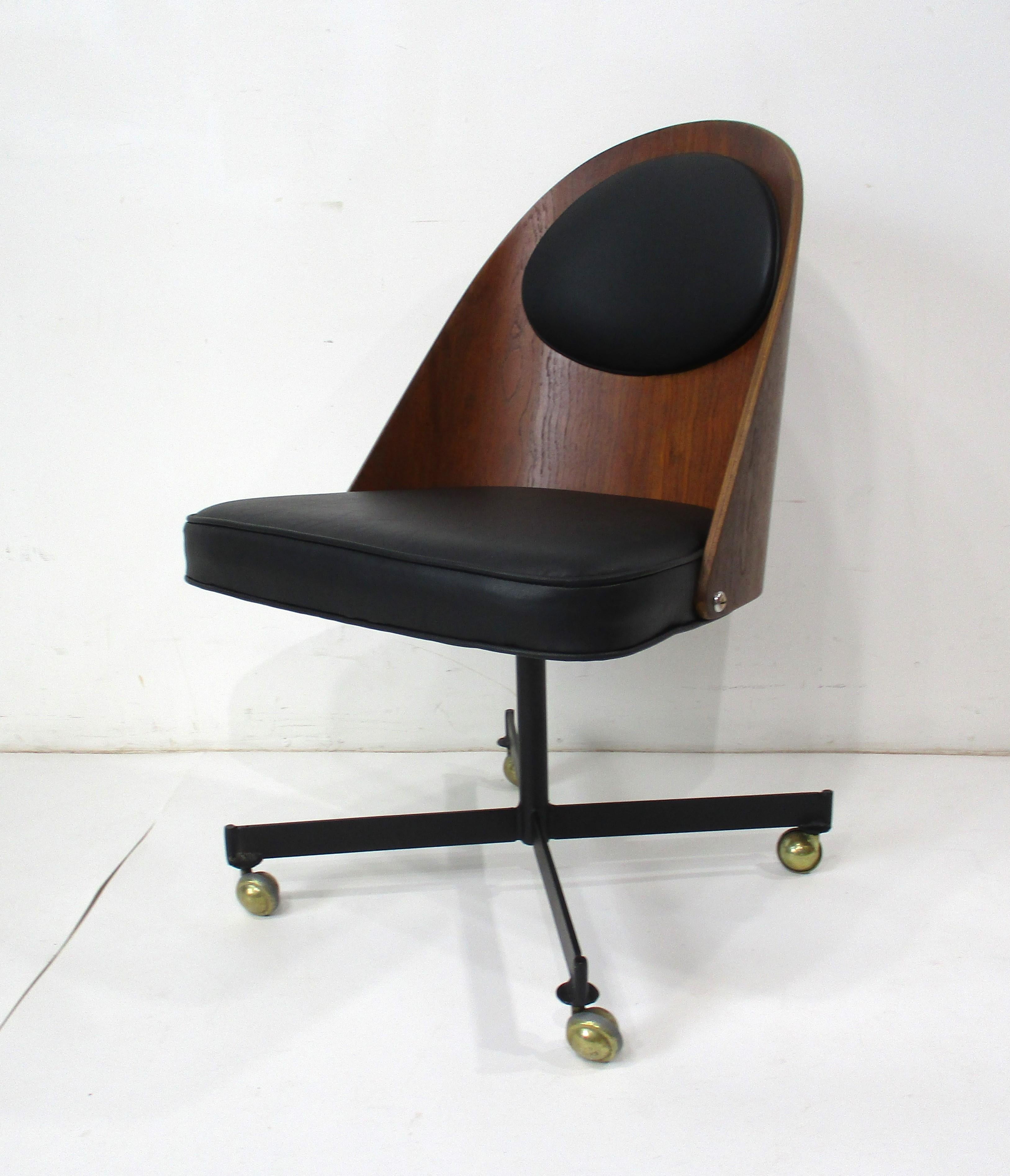 Mid-Century Modern Chaise de bureau roulante danoise en noyer et cuir dans le style de Fritz Hansen  en vente
