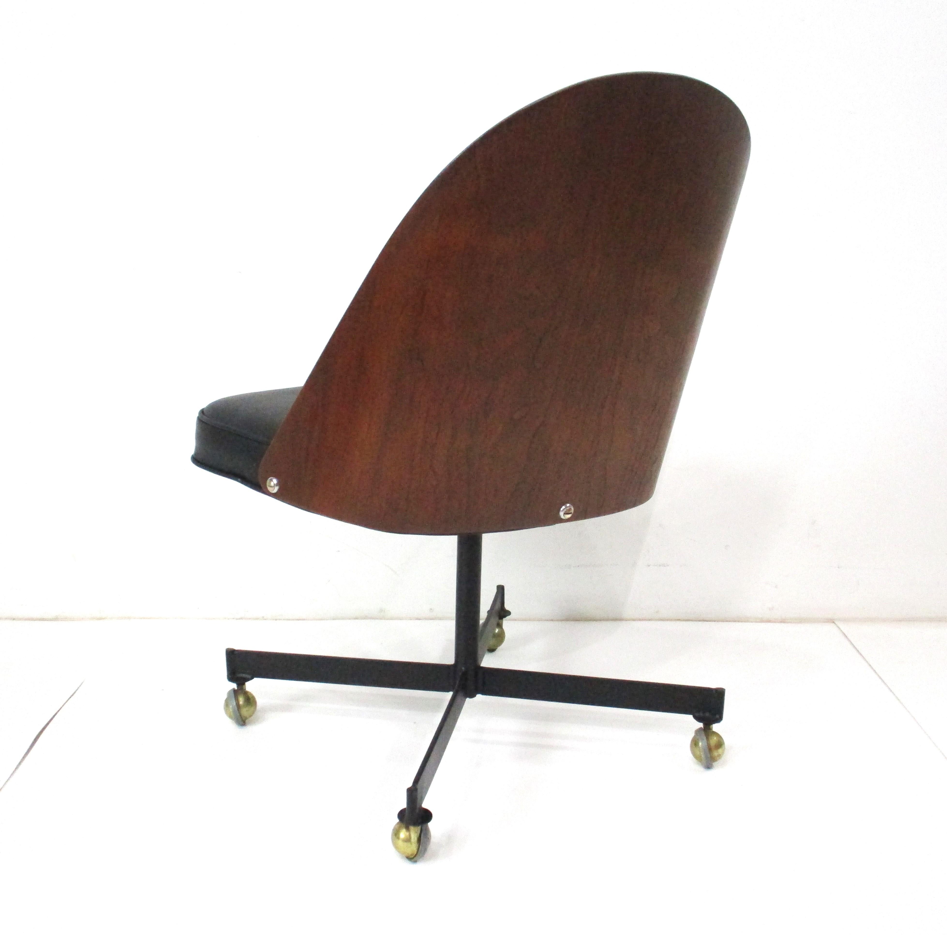 Danois Chaise de bureau roulante danoise en noyer et cuir dans le style de Fritz Hansen  en vente
