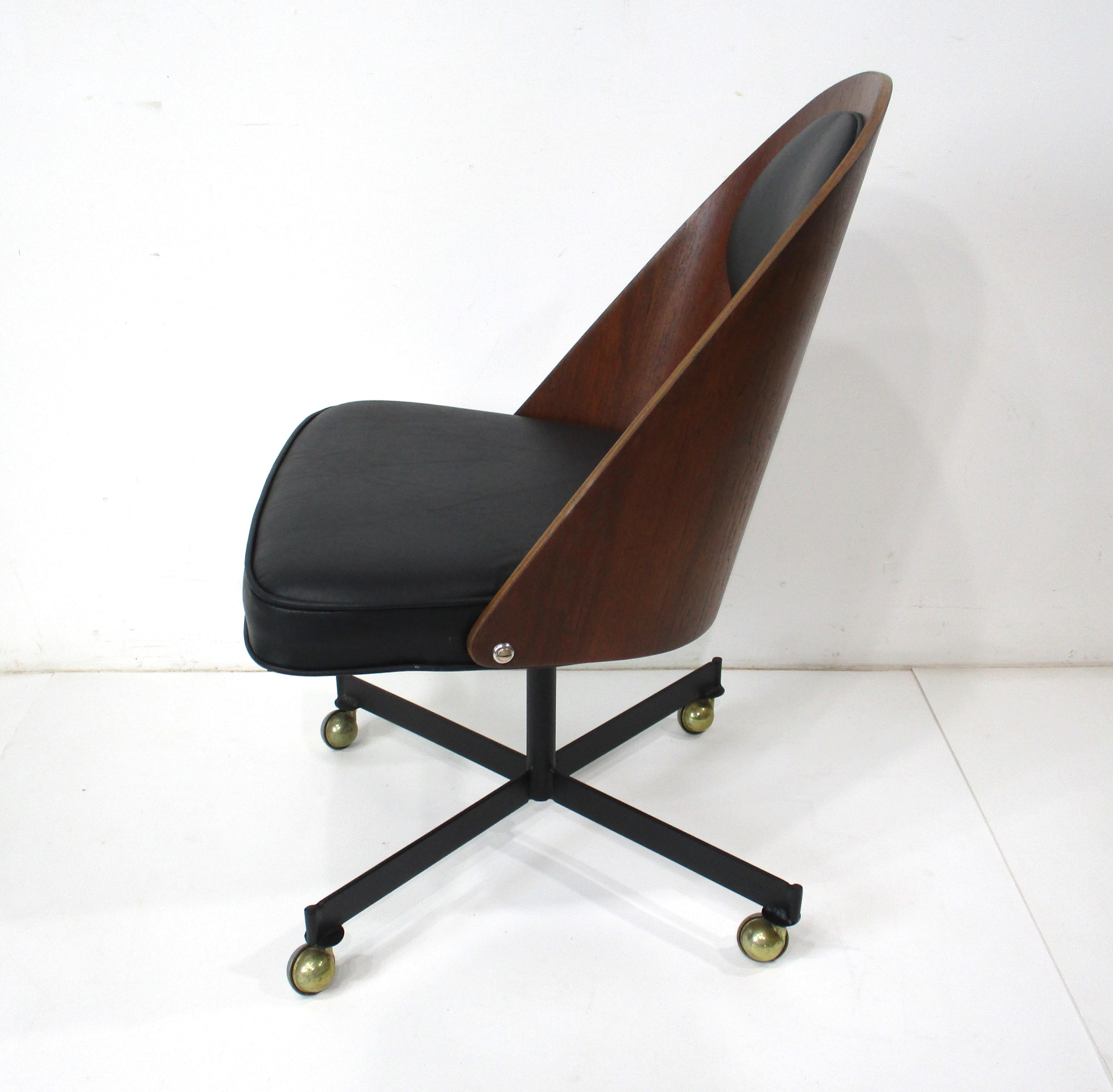 20th Century Danish Walnut / Leather Rolling Desk Chair in the style of Fritz Hansen  For Sale