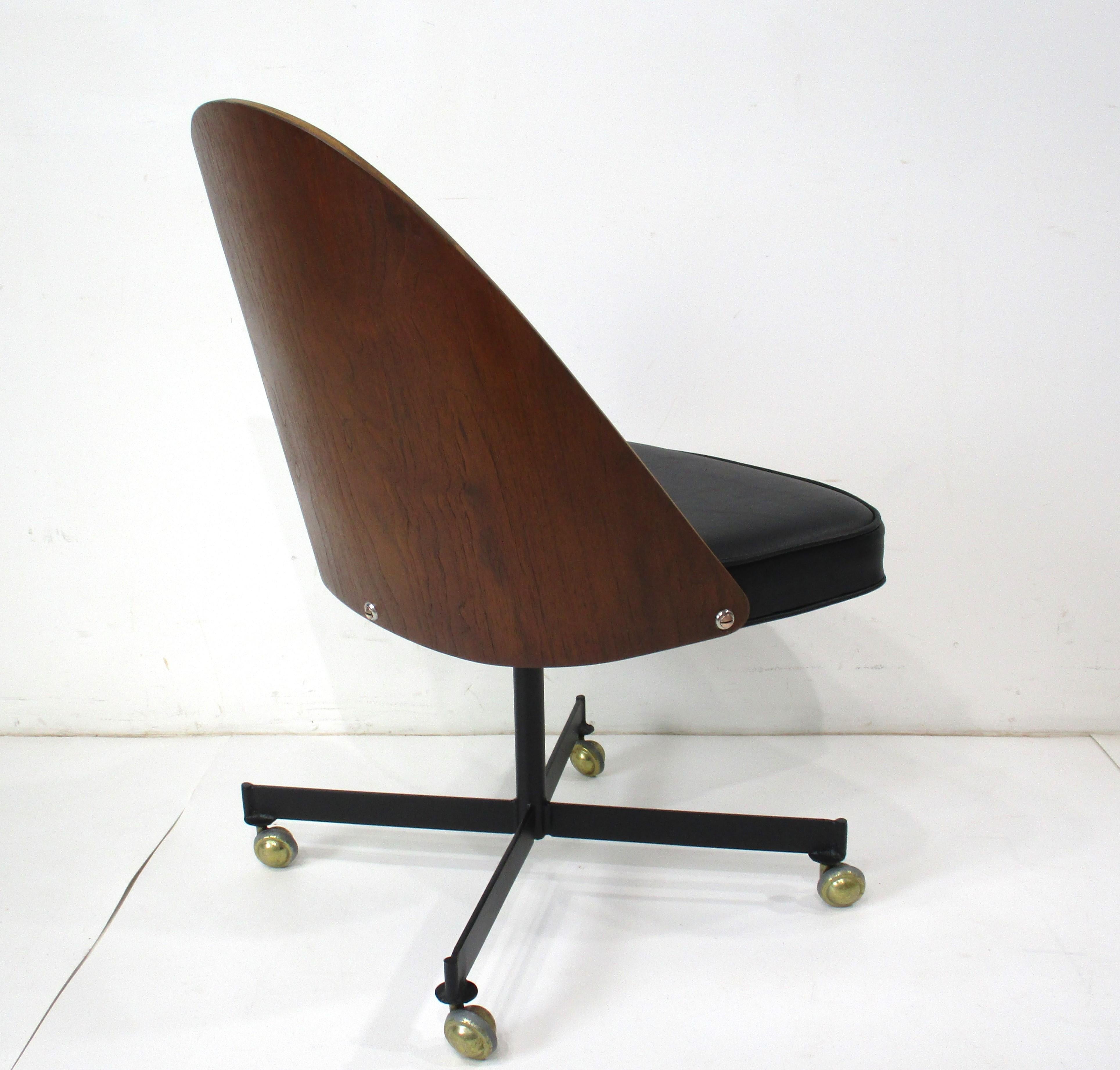 20ième siècle Chaise de bureau roulante danoise en noyer et cuir dans le style de Fritz Hansen  en vente