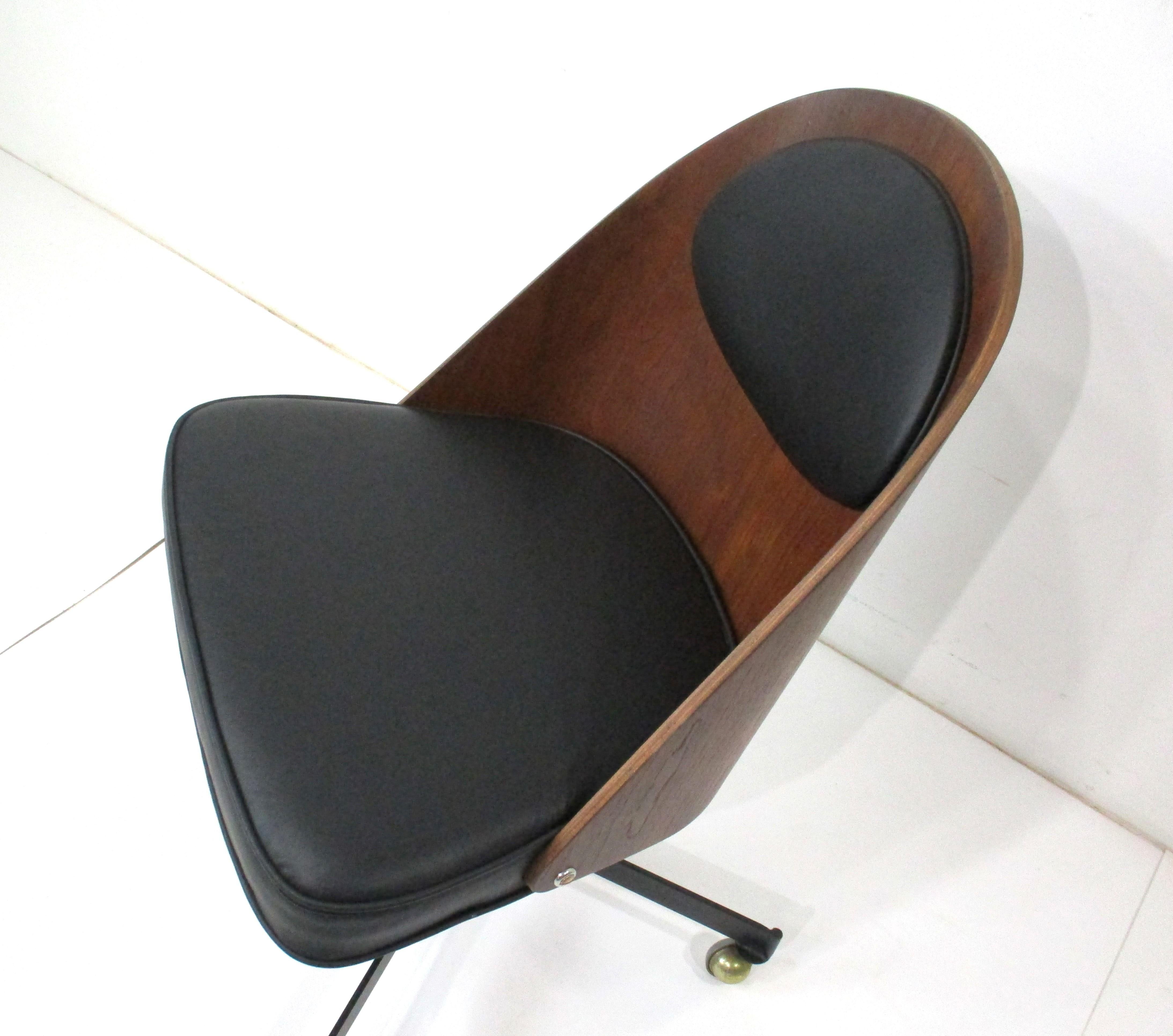 Métal Chaise de bureau roulante danoise en noyer et cuir dans le style de Fritz Hansen  en vente