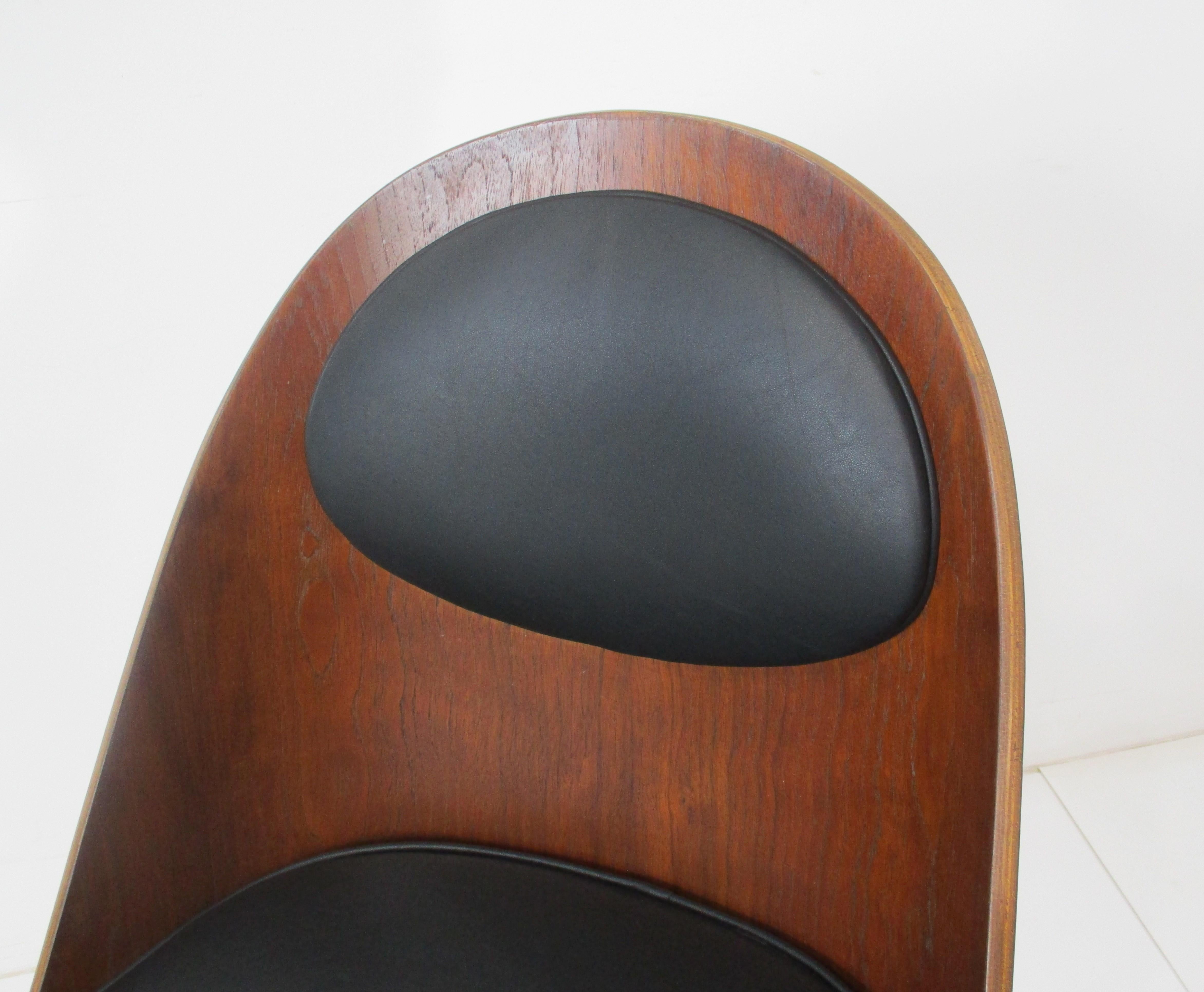Chaise de bureau roulante danoise en noyer et cuir dans le style de Fritz Hansen  en vente 1