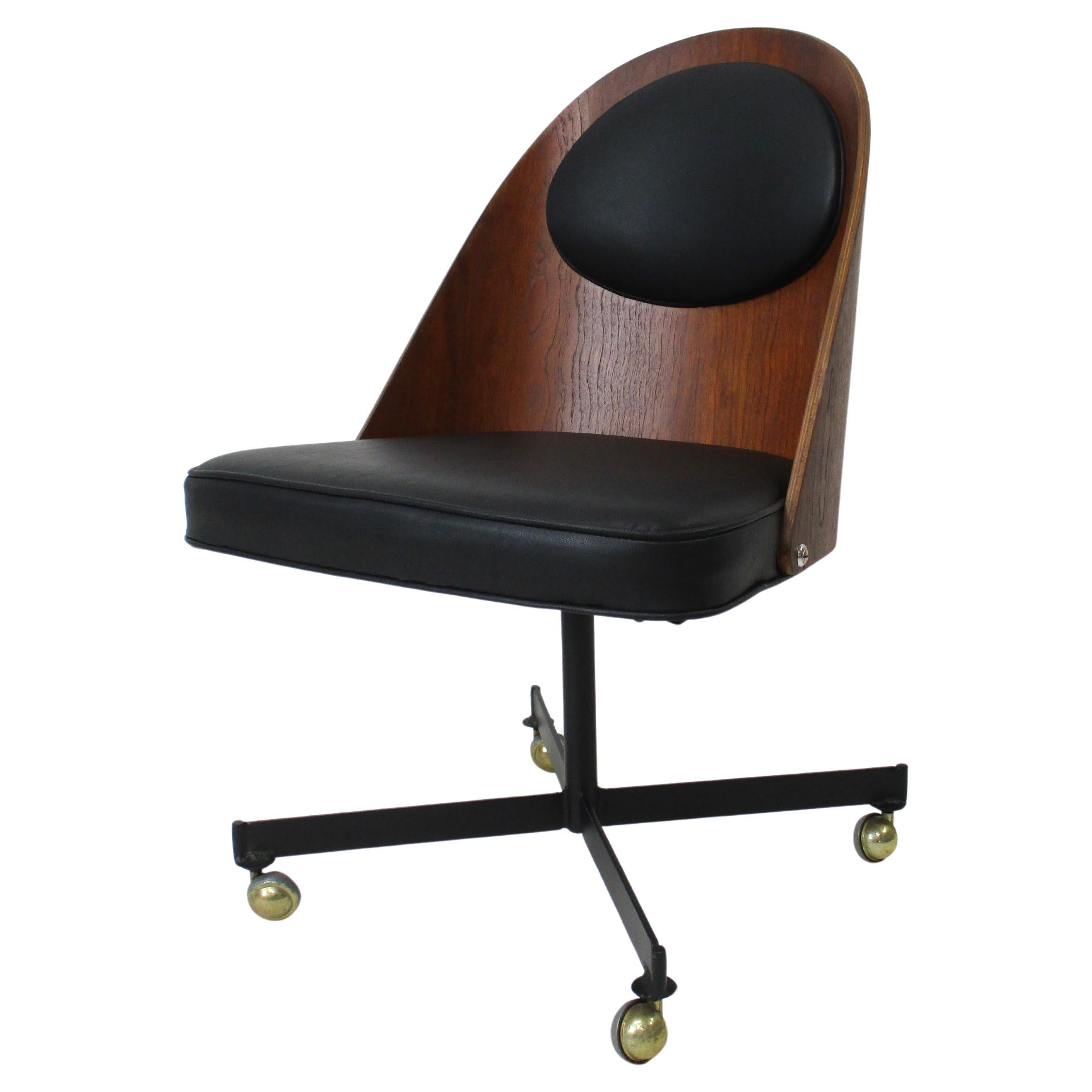 Chaise de bureau roulante danoise en noyer et cuir dans le style de Fritz Hansen 