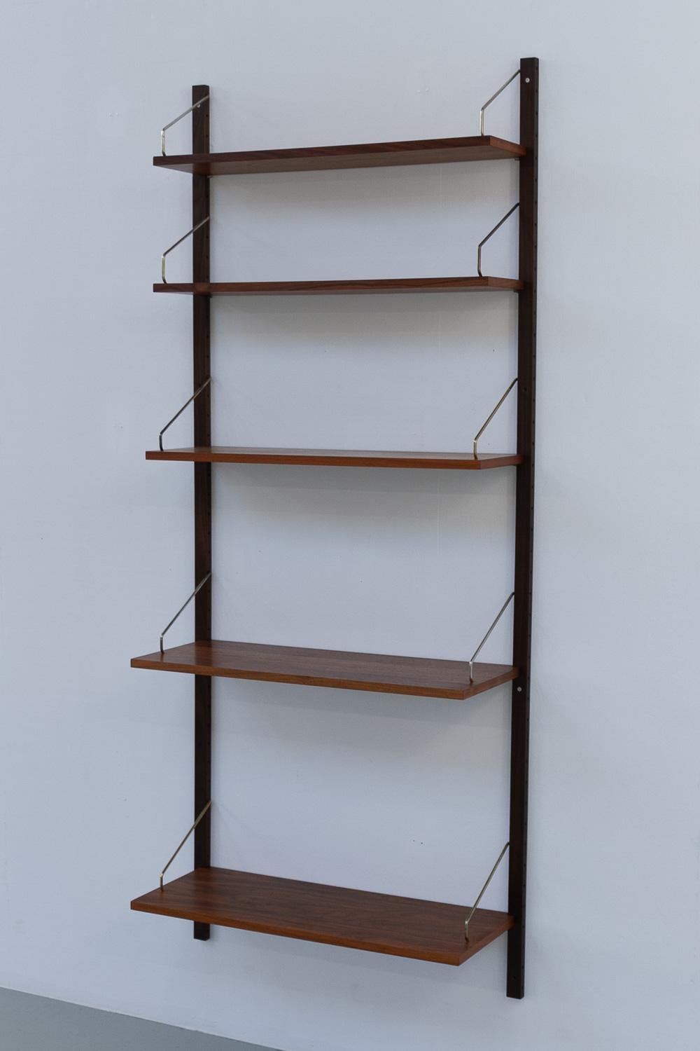 Estantería danesa de nogal Royal de Poul Cadovius para Cado, década de 1960.

Se trata de una versión del mueble alto Royal de Poul Cadovius con bonitas baldas chapadas en nogal. Diseñada en 1948 y fabricada por Poul Cadovius para Cado Dinamarca en