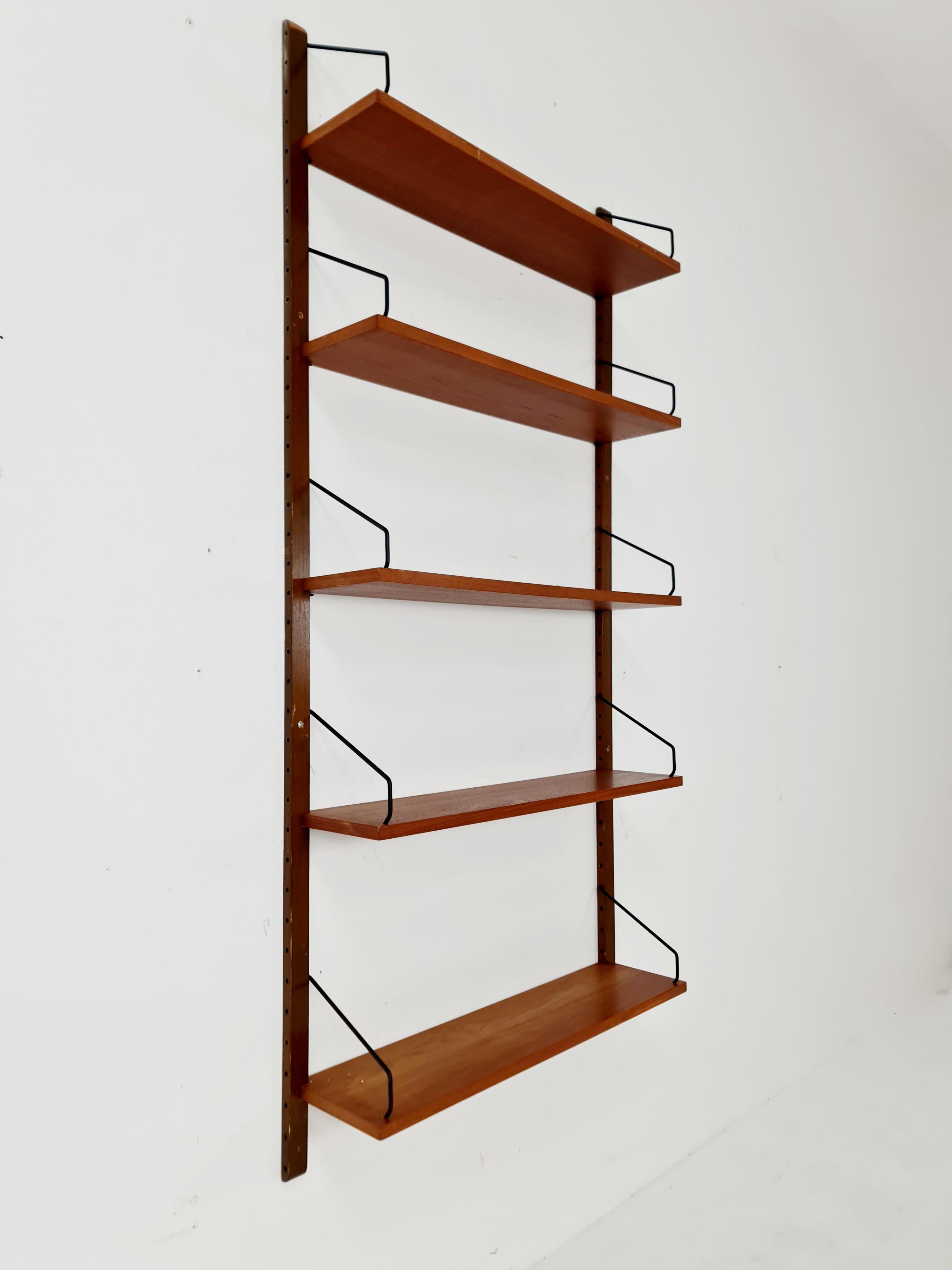 Danish walnut Wall-Mounted Shelving Unit, by Royal for  Poul Cadovius, 1960s In Good Condition In Gaggenau, DE
