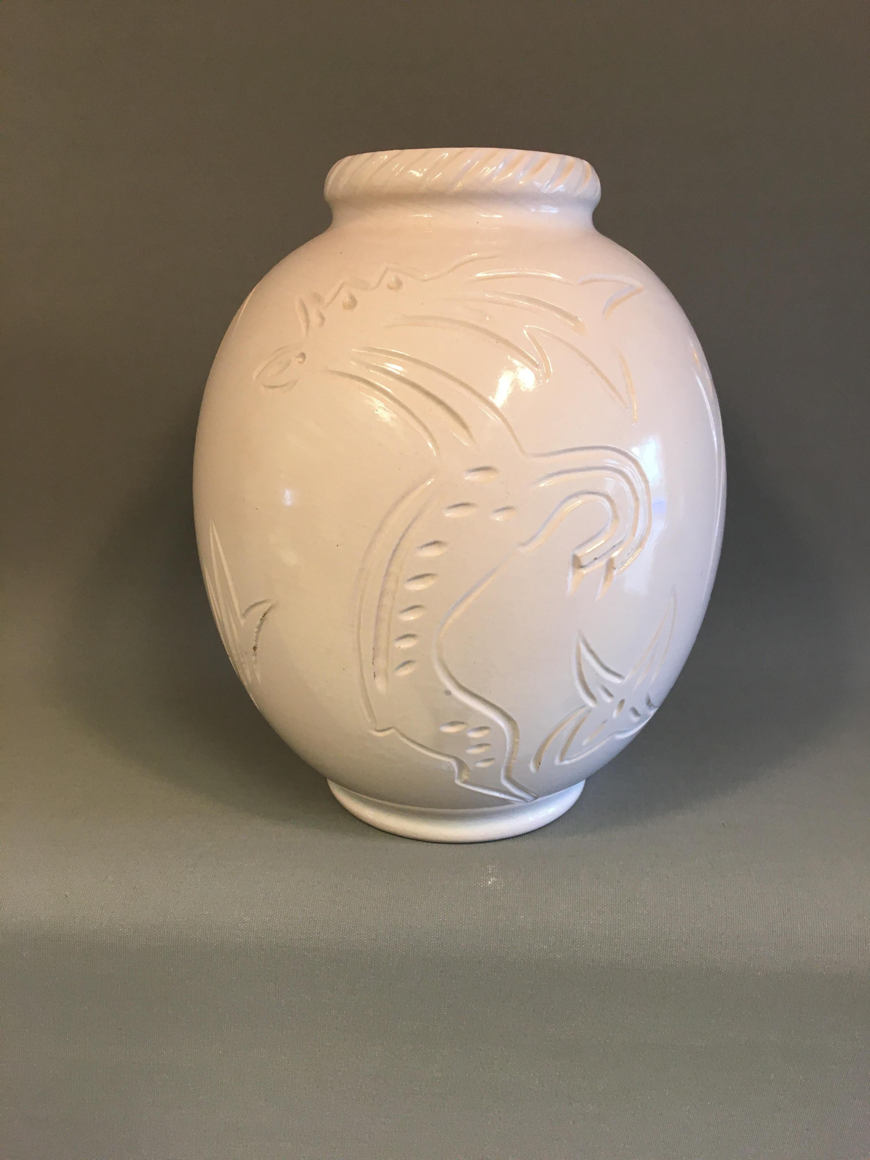 Vase Ceramics Bornholm Design: Michael Andersen white glaze with sphinx animal / flower motifs.
Measures: H 23 cm, Ø 17 cm.
