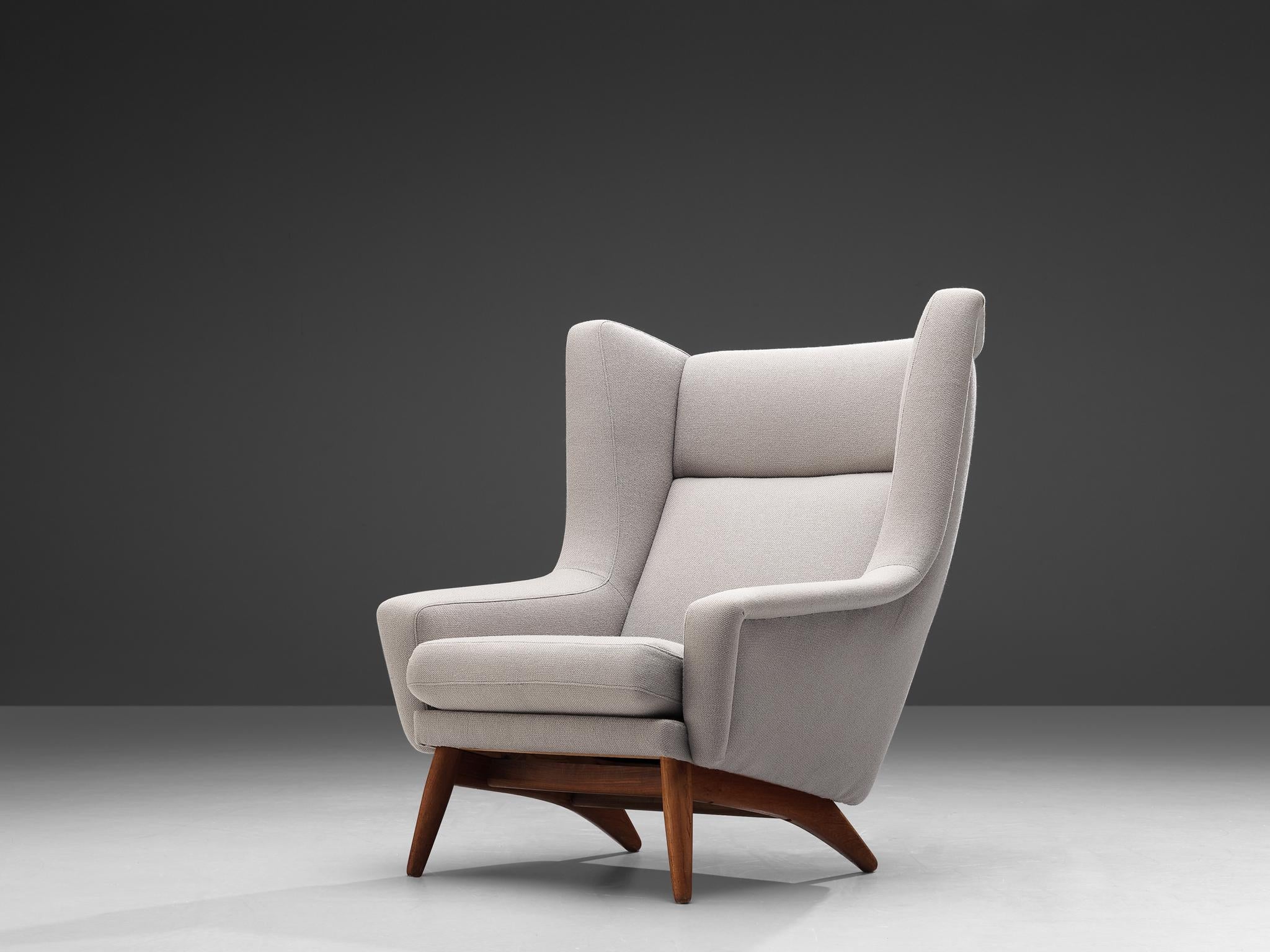 Fauteuil de repos, tissu, teck, Danemark, années 1950 

Cette chaise de salon The Modern Scandinavian se caractérise par un design élégant et intemporel basé sur des formes élégantes et des lignes épurées. Les oreilles légèrement en forme d'ailes