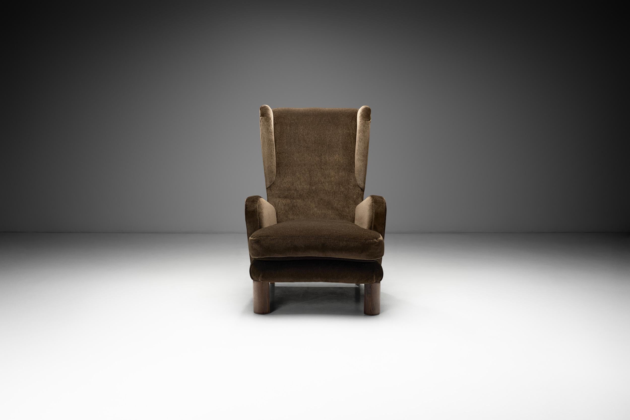 Dänischer Ohrensessel mit Eichenbeinen, Dänemark ca 1940s (Moderne der Mitte des Jahrhunderts) im Angebot