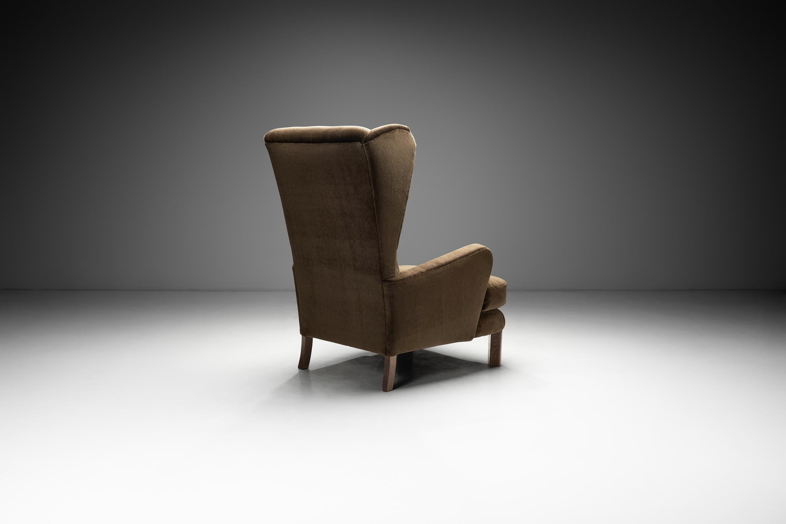 Dänischer Ohrensessel mit Eichenbeinen, Dänemark ca 1940s (Mitte des 20. Jahrhunderts) im Angebot