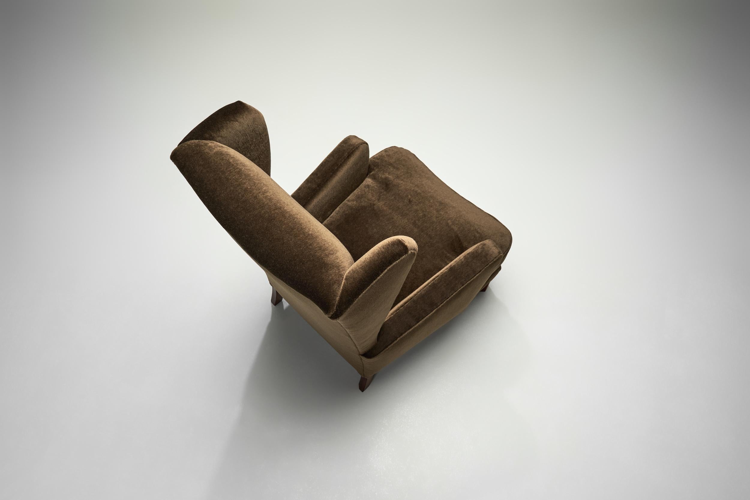 Dänischer Ohrensessel mit Eichenbeinen, Dänemark ca 1940s (Eichenholz) im Angebot