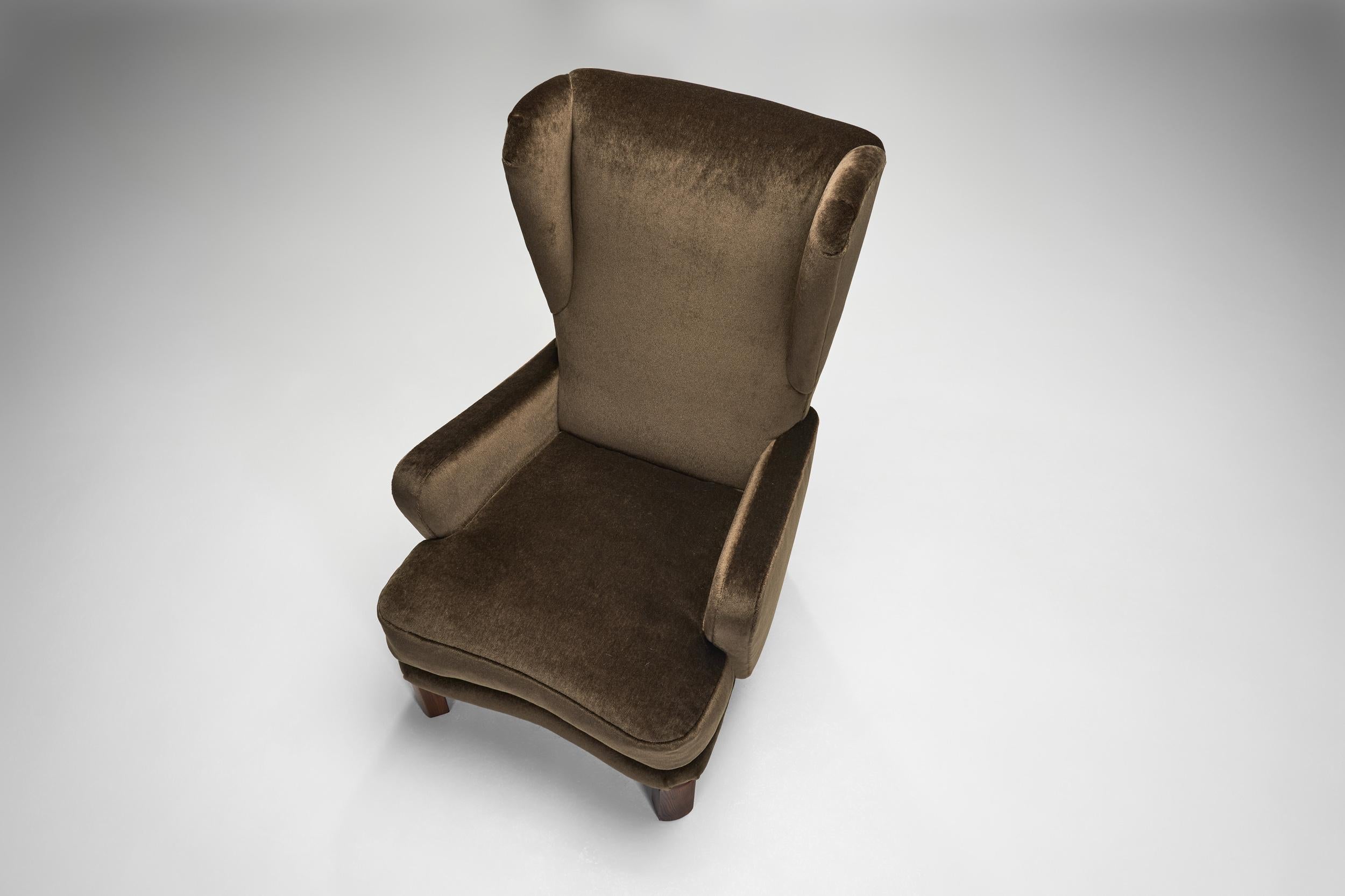 Dänischer Ohrensessel mit Eichenbeinen, Dänemark ca 1940s im Angebot 1