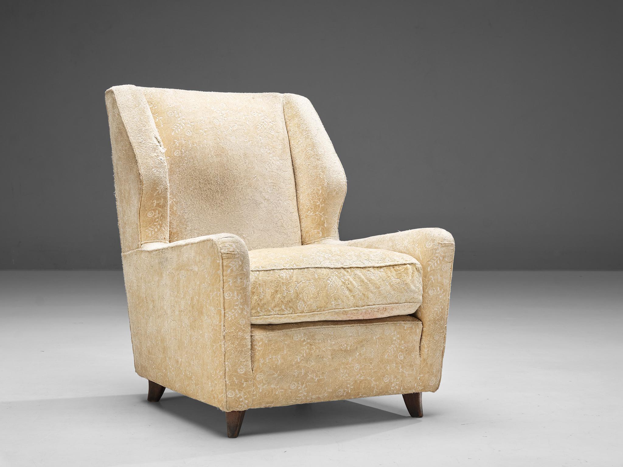 Loungesessel, Holz, Stoff, Dänemark, 1950er Jahre

Massiver dänischer Sessel mit geblümter Polsterung. Der Stuhl hat niedrige Armlehnen und eine Rückenlehne mit zwei Flügeln, die den Sitz einrahmen. Besonders von der Seite betrachtet, erhält das