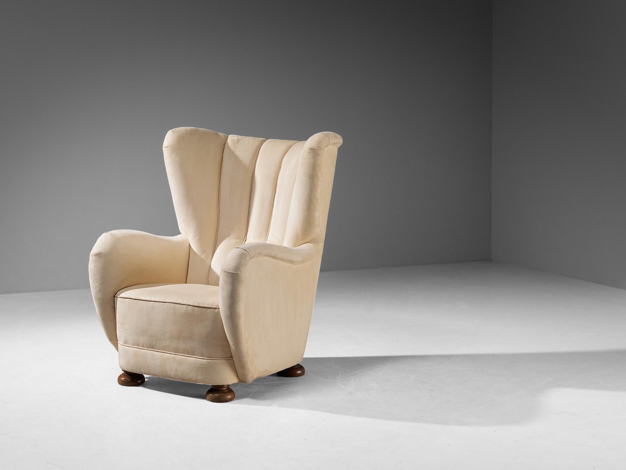 Chaise à dossier, pieds en hêtre teinté, tissu, Danemark, années 1950. 

Cet archétype de la chaise à oreilles des années 1950 est à la fois extrêmement confortable et agréable à regarder. Cette chaise facile avec des pieds ronds et décoratifs en