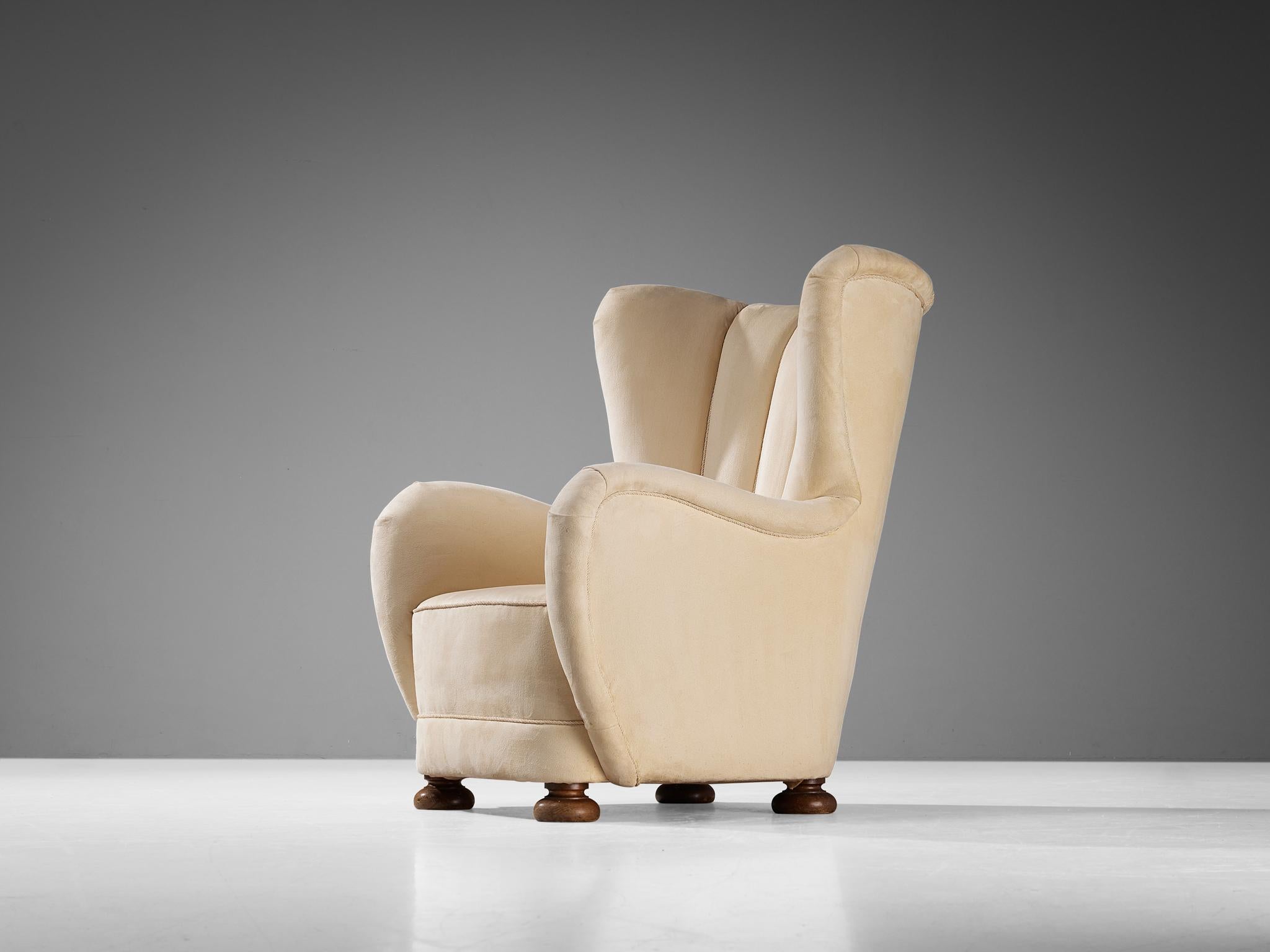 Milieu du XXe siècle Chaise danoise Wingback en tissu blanc cassé en vente