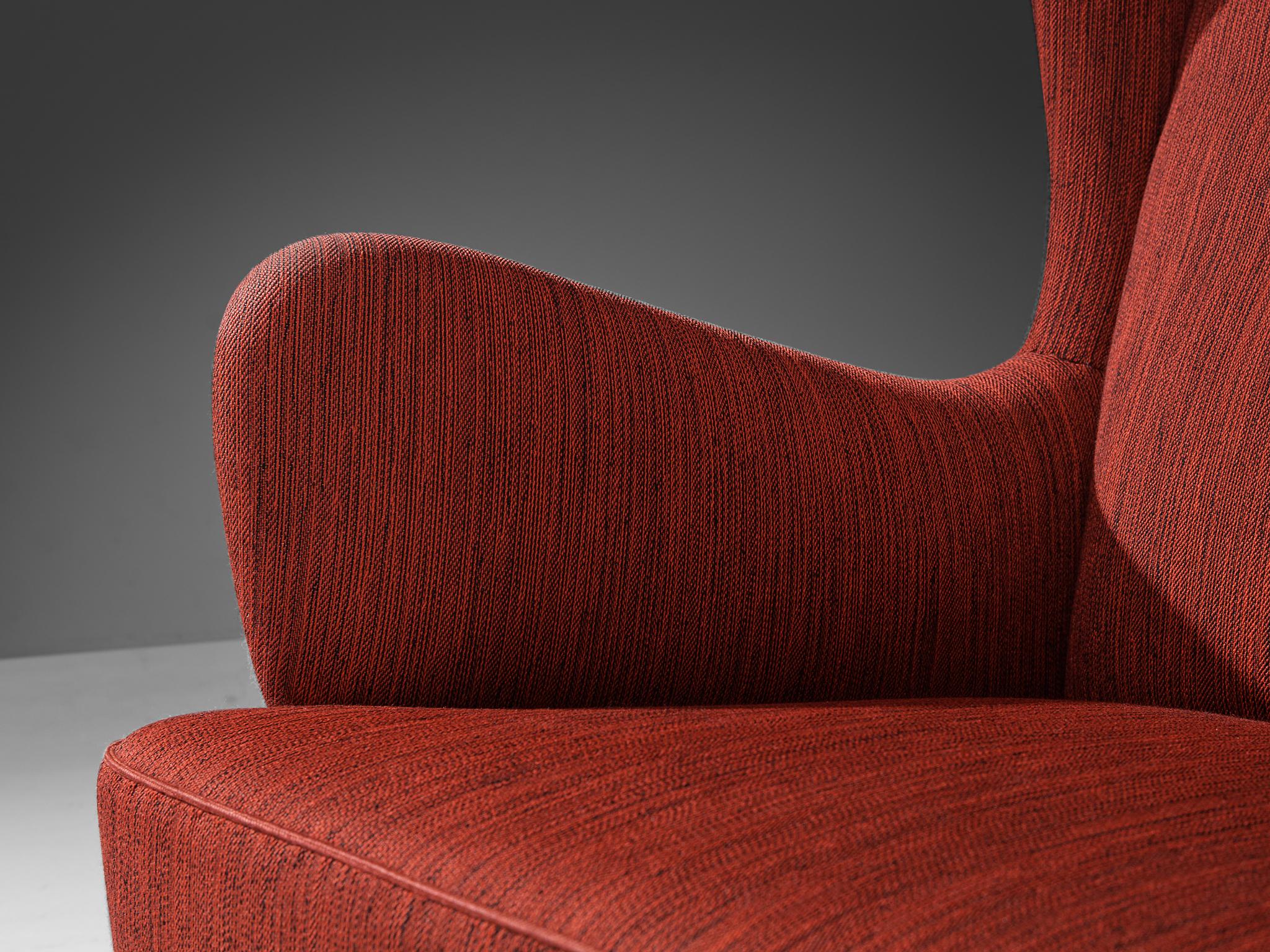 Scandinave moderne Chaise danoise Wingback en tissu rouge en vente