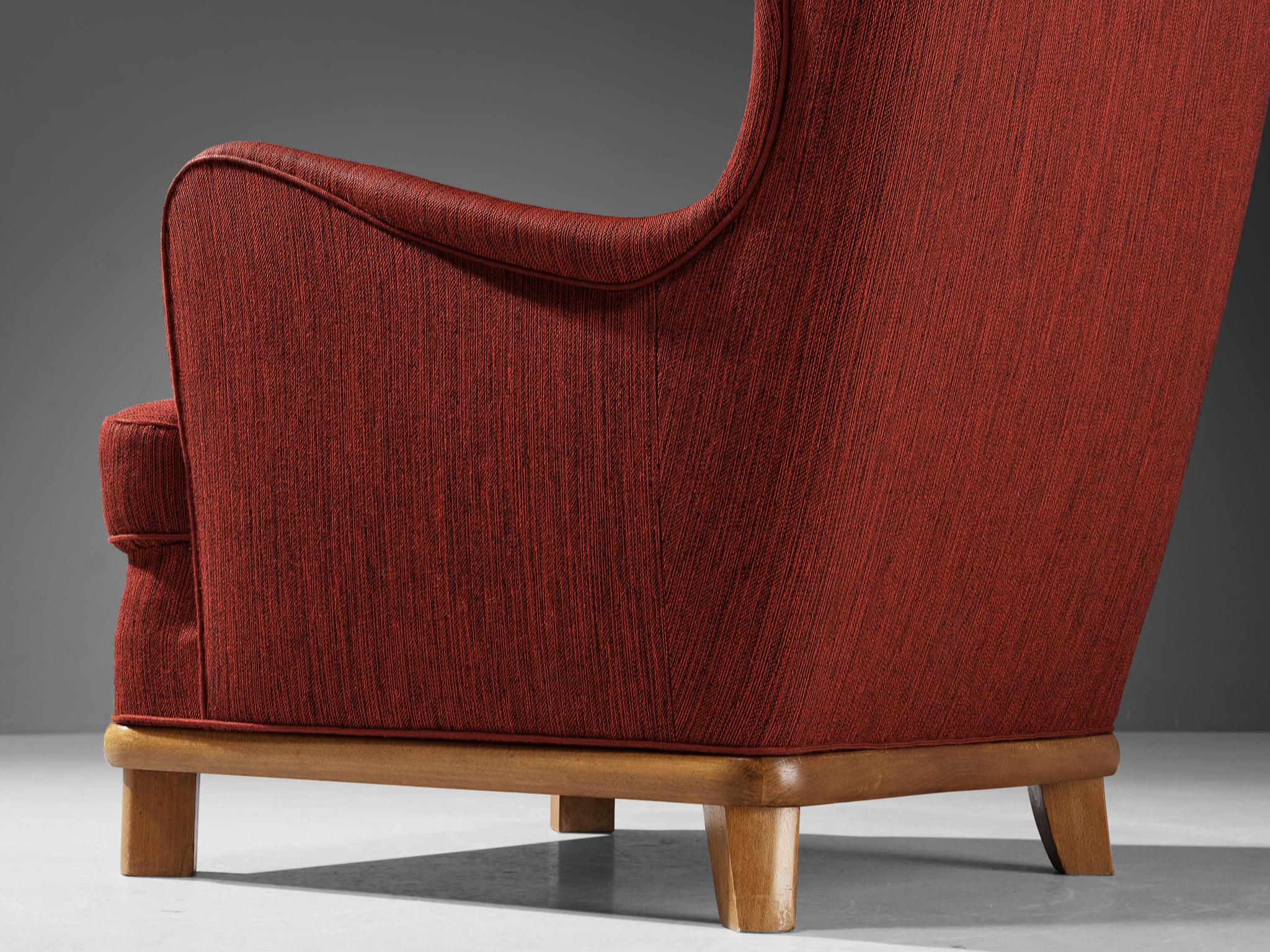 Milieu du XXe siècle Chaise danoise Wingback en tissu rouge en vente