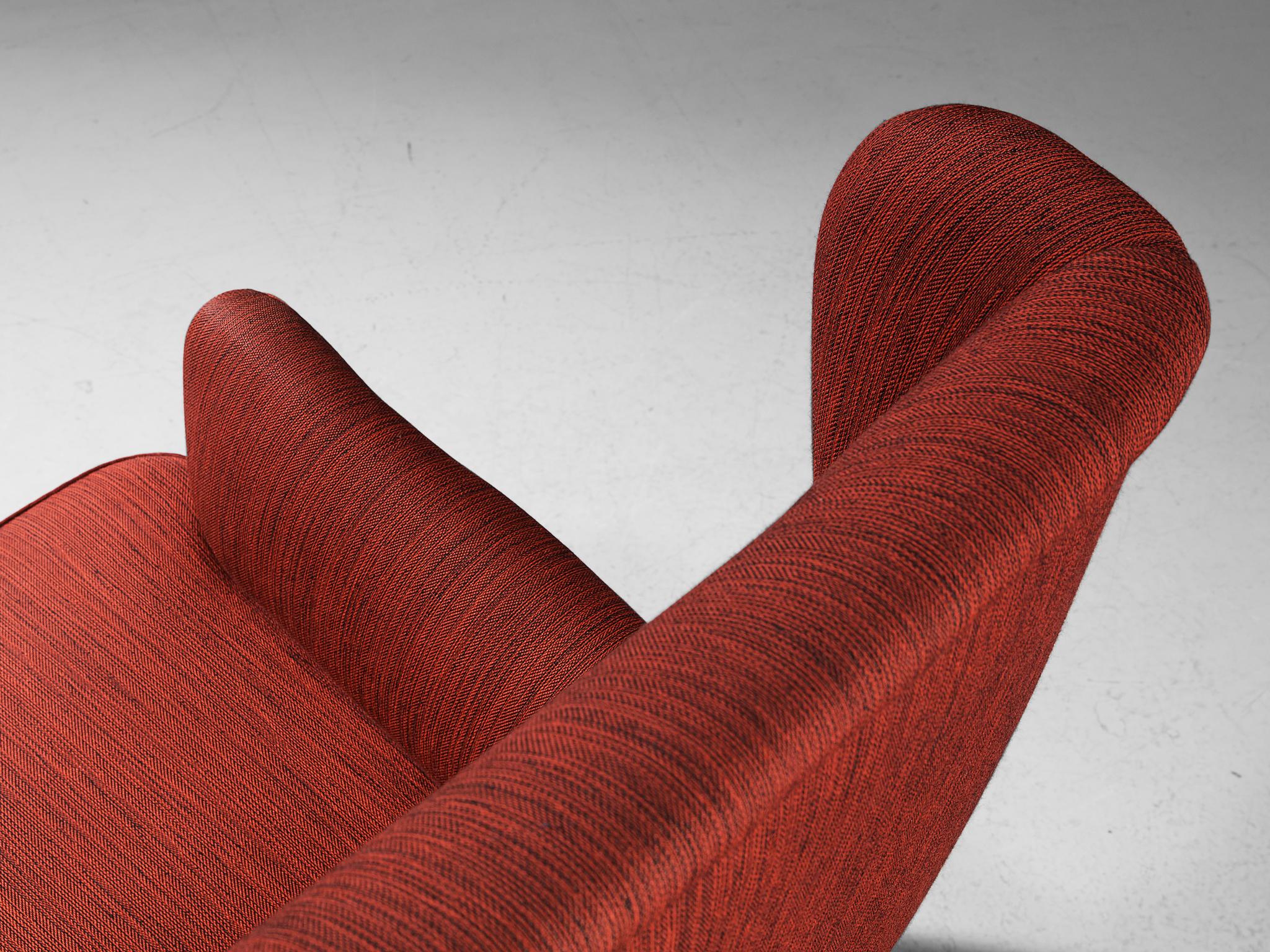 Chaise danoise Wingback en tissu rouge en vente 1