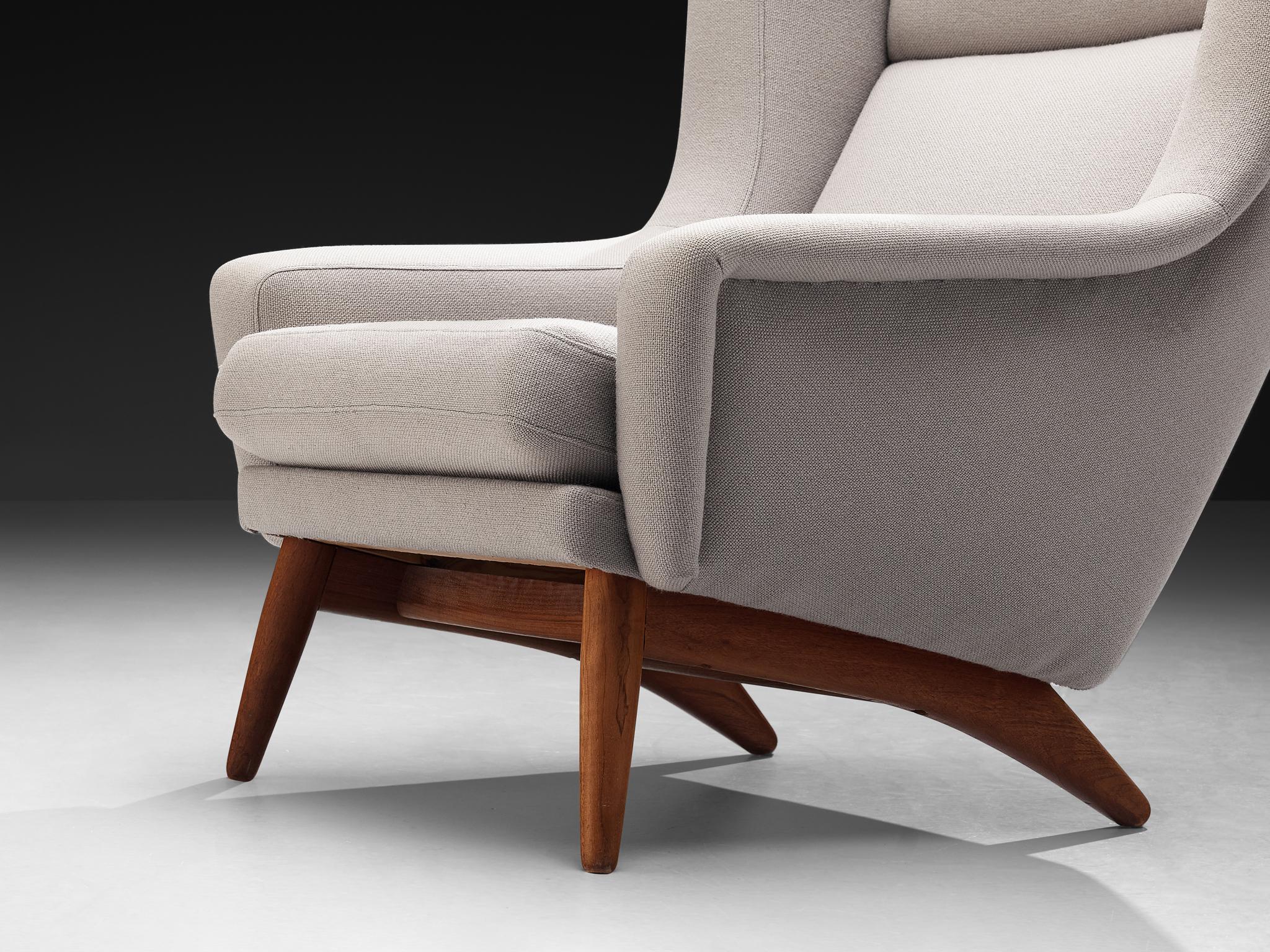 Scandinavo moderno Sedia danese Wingback in teak e tappezzeria grigio chiaro in vendita