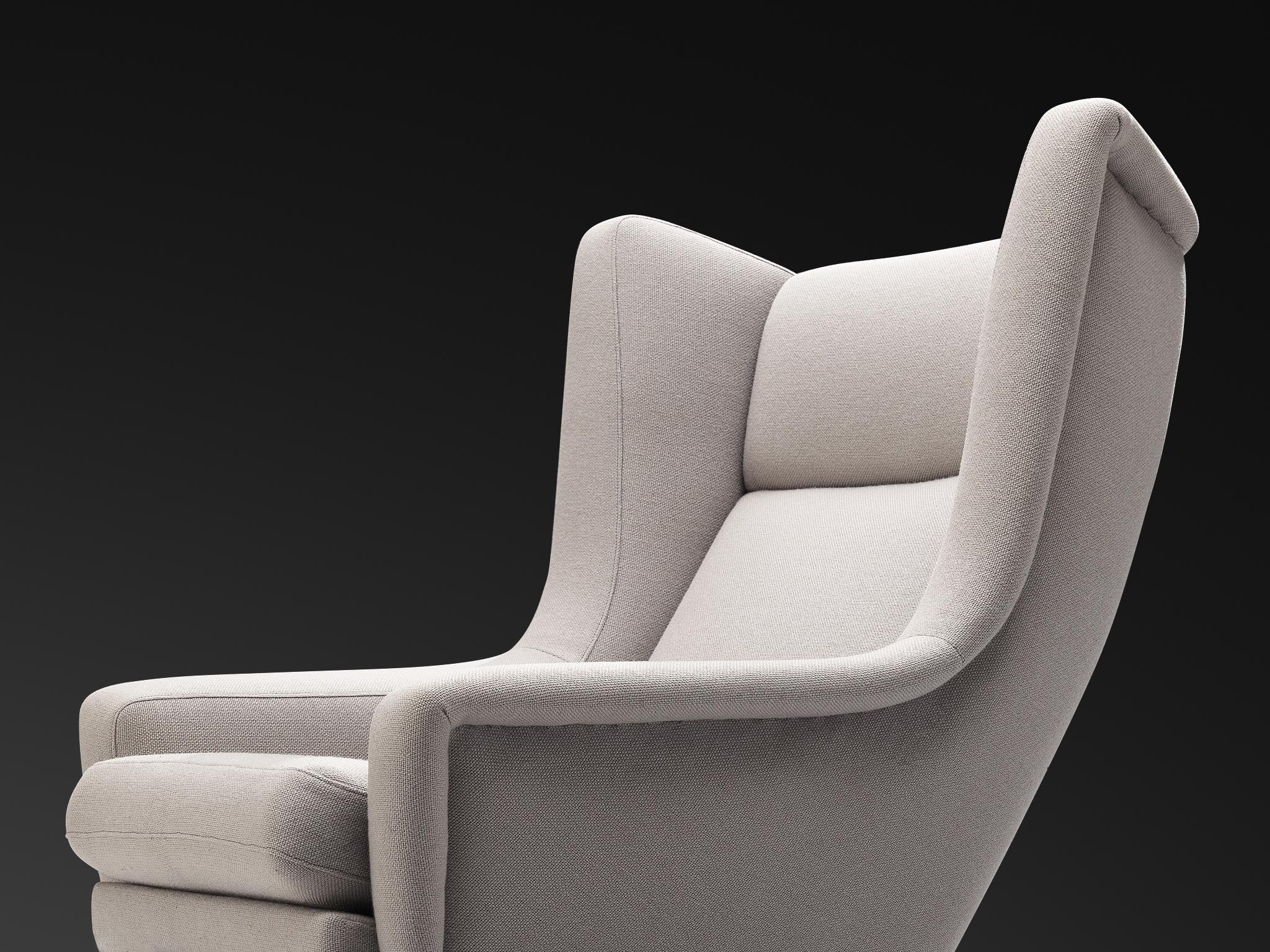 Danese Sedia danese Wingback in teak e tappezzeria grigio chiaro in vendita