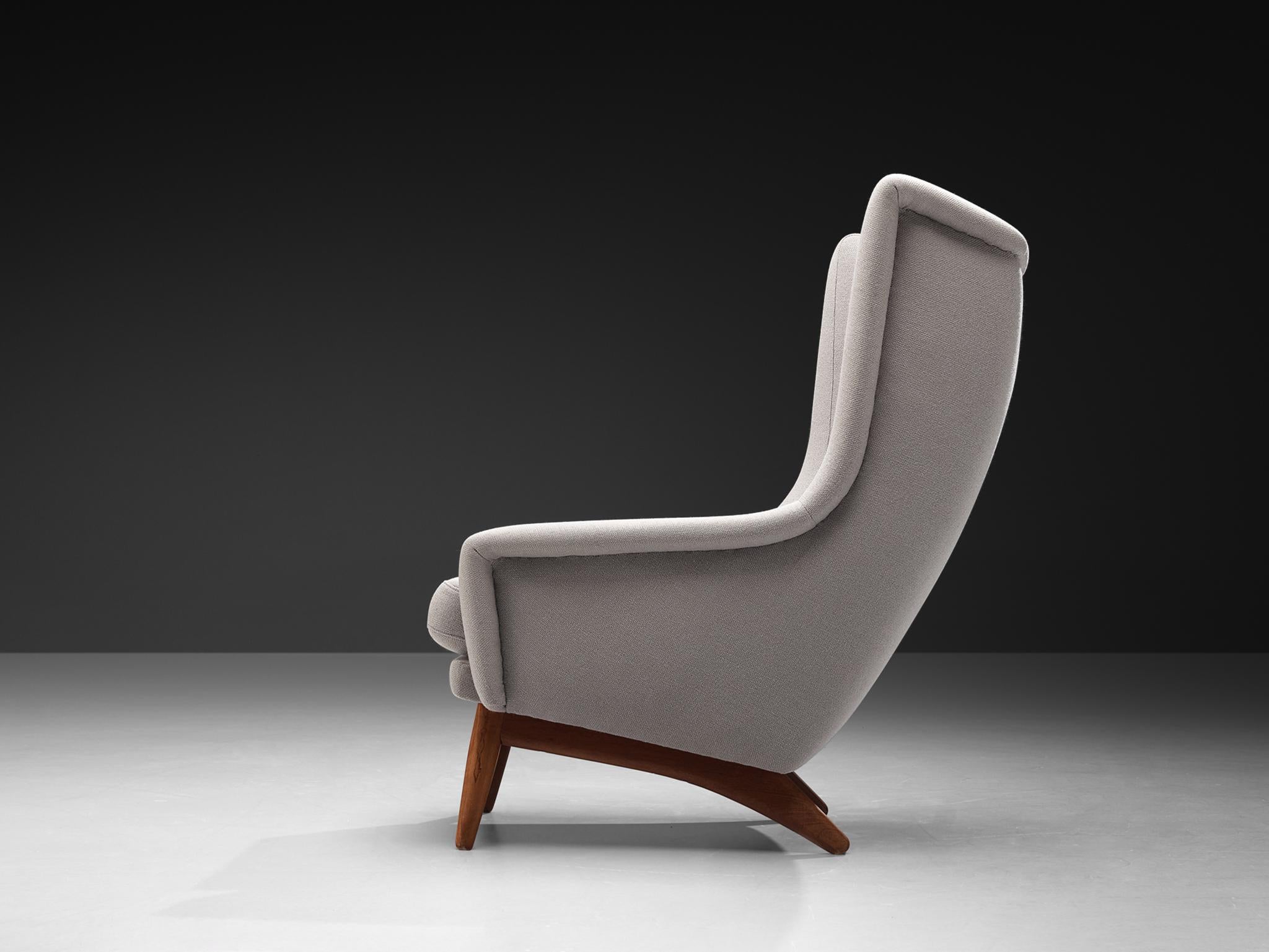 Metà XX secolo Sedia danese Wingback in teak e tappezzeria grigio chiaro in vendita