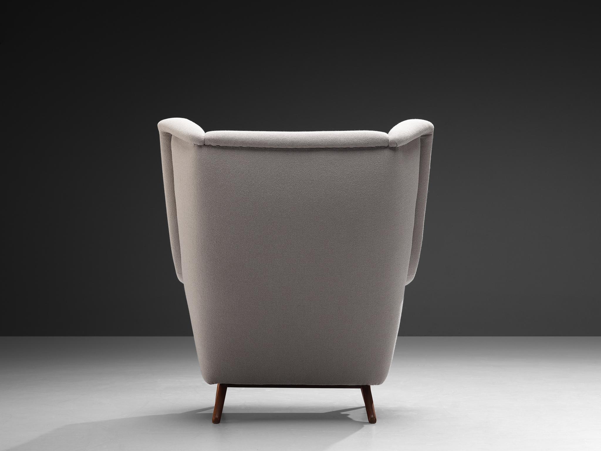 Tessuto Sedia danese Wingback in teak e tappezzeria grigio chiaro in vendita