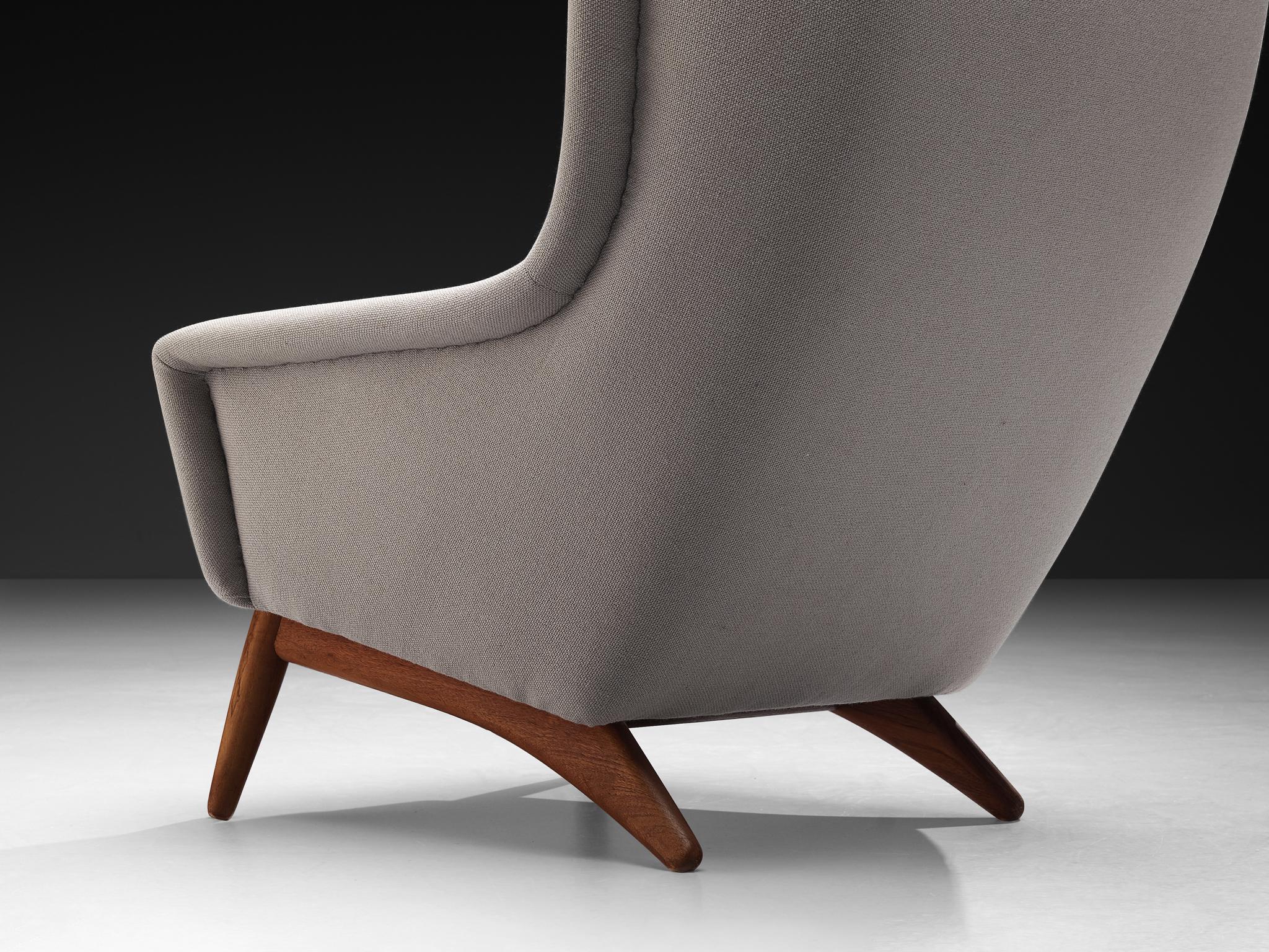 Sedia danese Wingback in teak e tappezzeria grigio chiaro in vendita 1