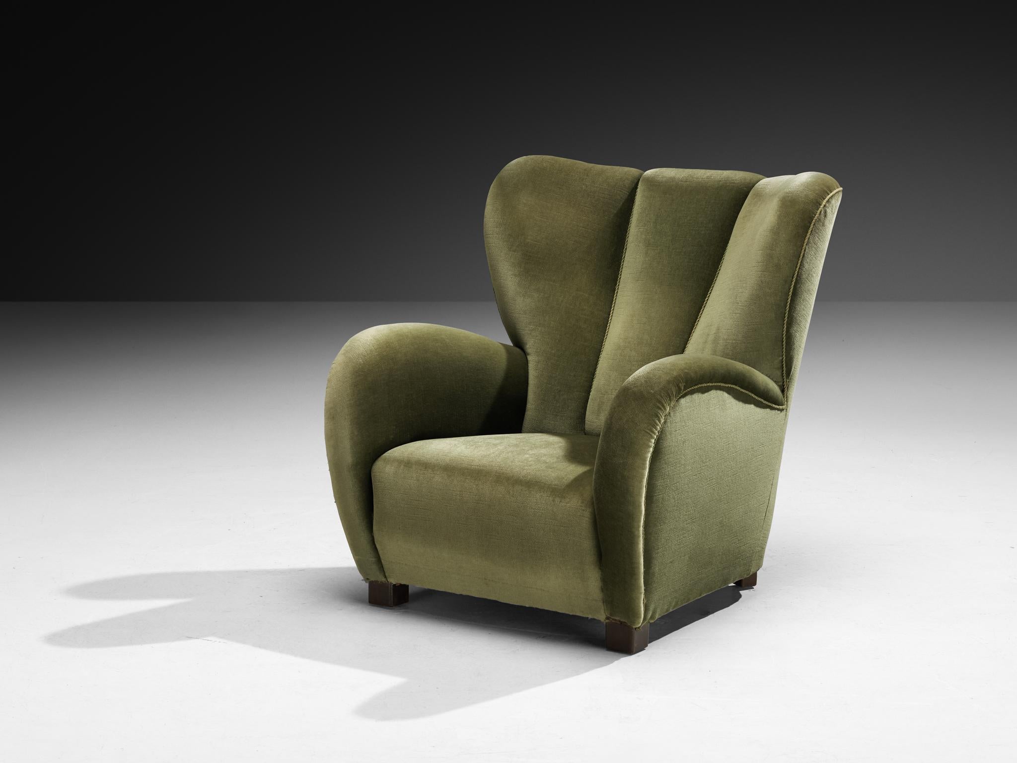 Danish Wingback Lounge Chair mit moosgrünem Bezug (Skandinavische Moderne) im Angebot