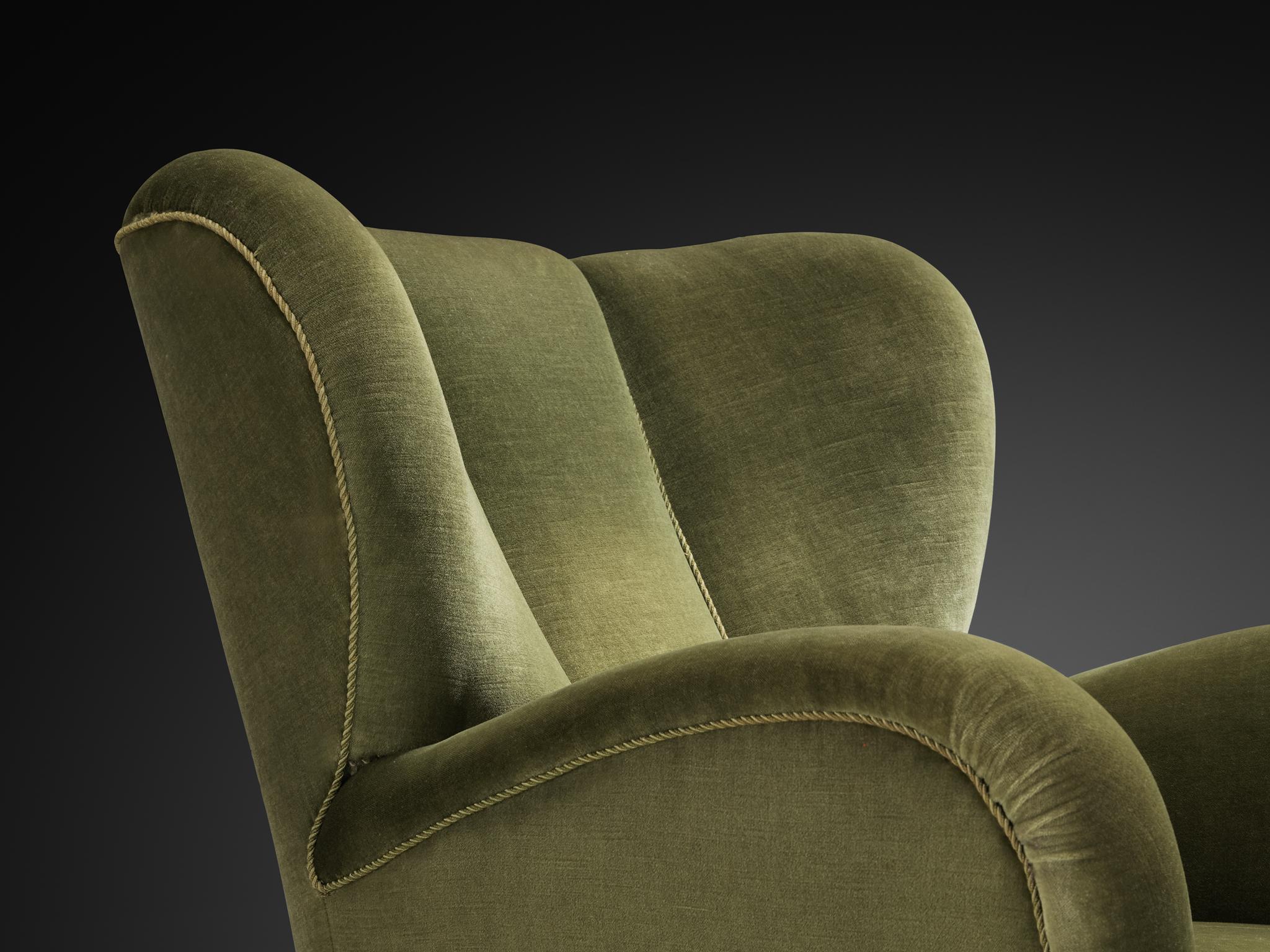 Danish Wingback Lounge Chair mit moosgrünem Bezug (Dänisch) im Angebot