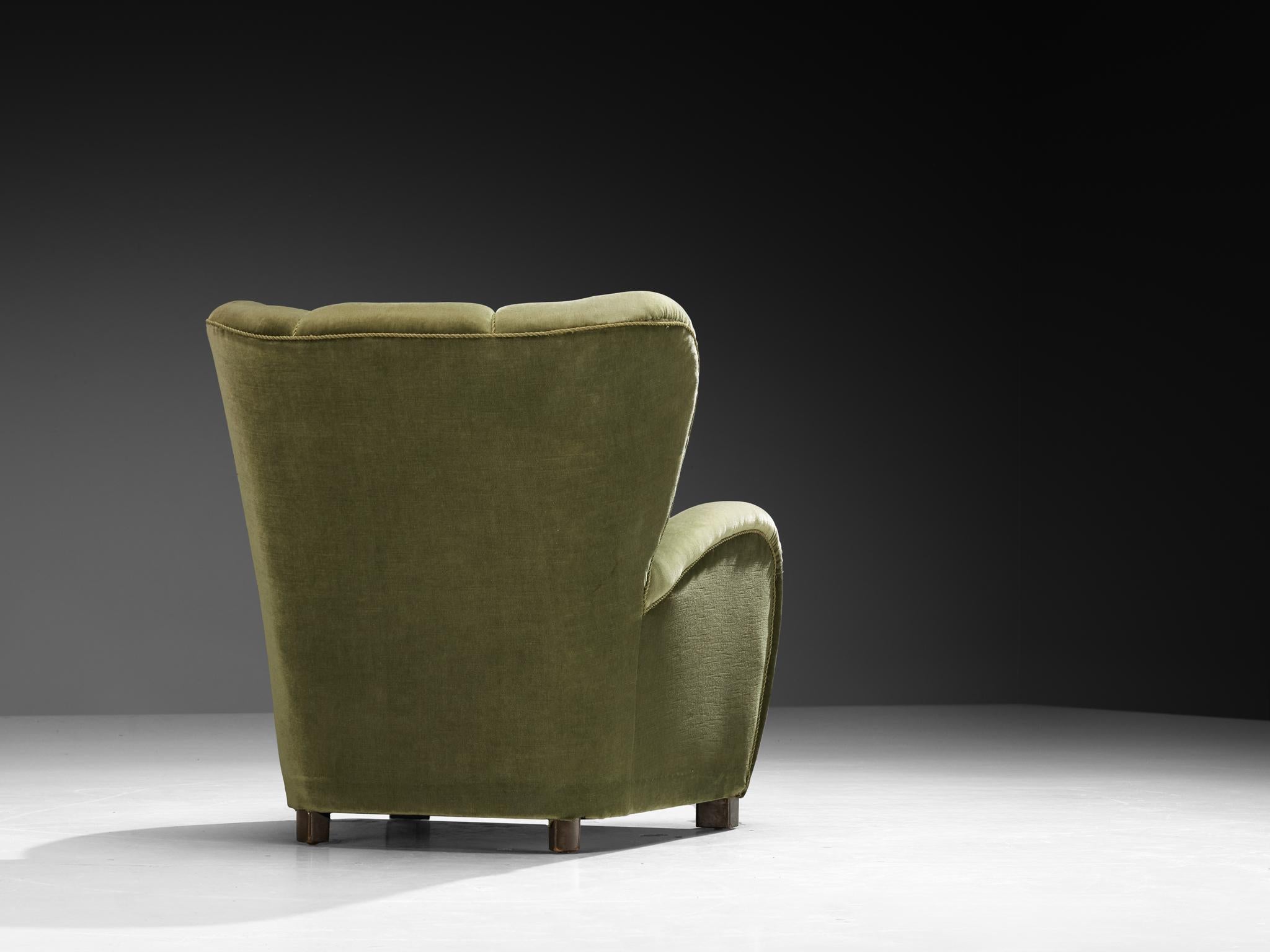 Danish Wingback Lounge Chair mit moosgrünem Bezug im Zustand „Gut“ im Angebot in Waalwijk, NL
