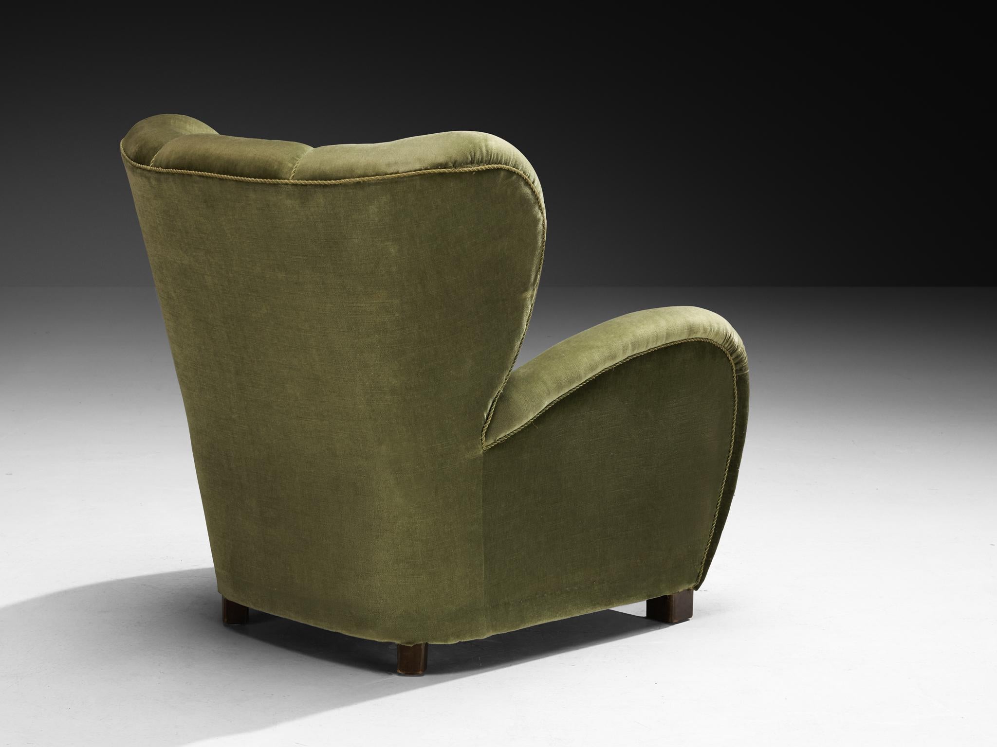 Danish Wingback Lounge Chair mit moosgrünem Bezug (Mitte des 20. Jahrhunderts) im Angebot