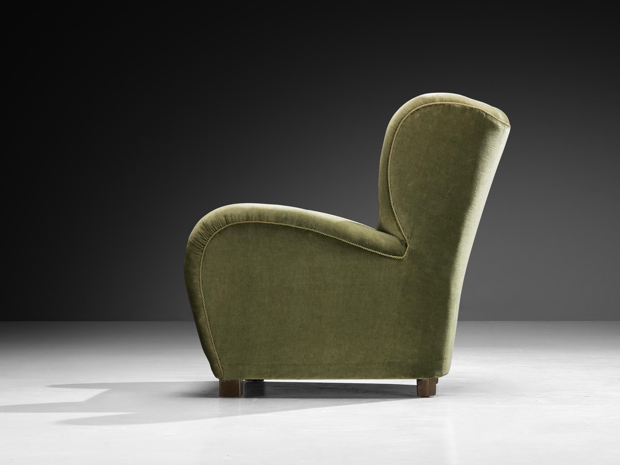 Danish Wingback Lounge Chair mit moosgrünem Bezug (Samt) im Angebot