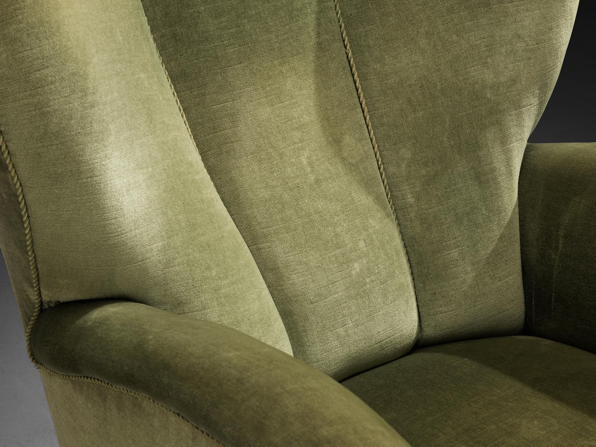Danish Wingback Lounge Chair mit moosgrünem Bezug im Angebot 1
