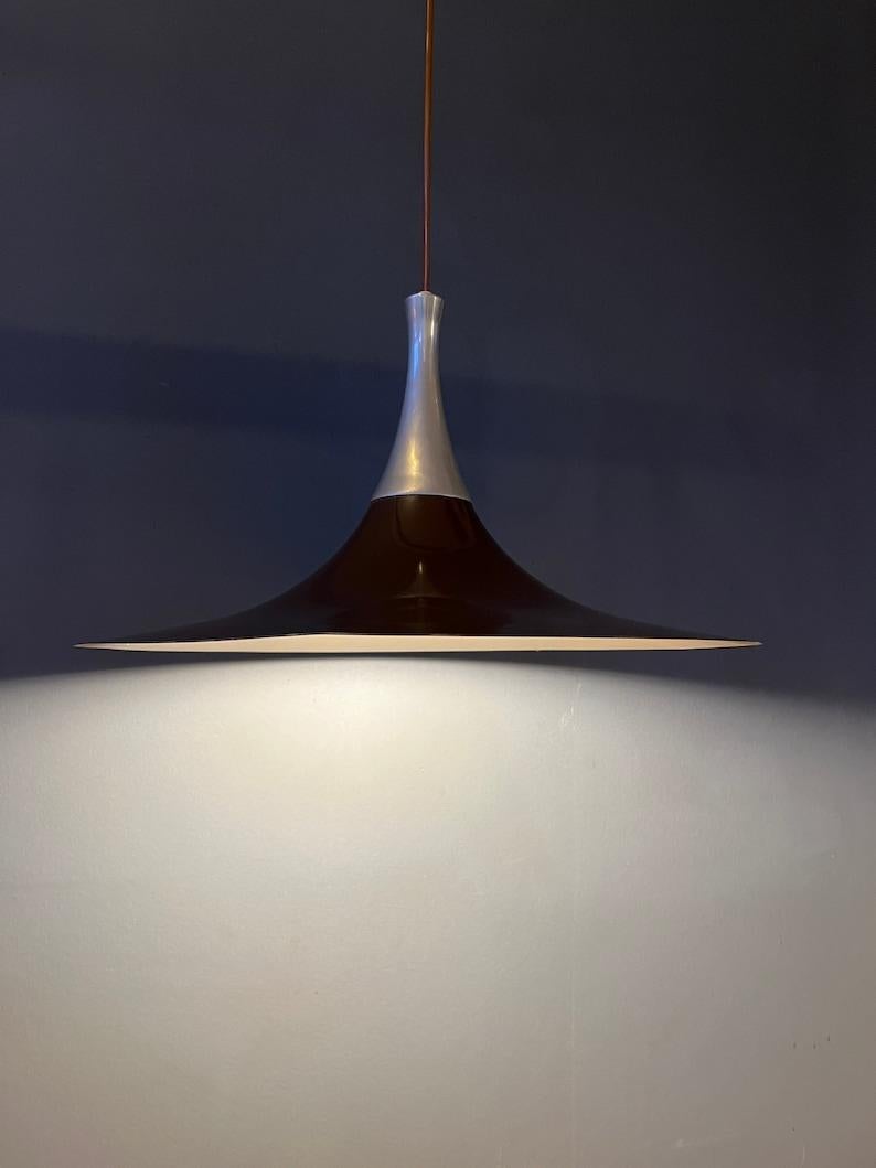 Rare danish witch hat pendant light by Bent Karlby. The lamp has a silver upper part and a brown lower part. The lamp requires one E27/26 (standard) lightbulb.

Additional information:
Period: 1970s
Dimensions: ø Shade: 42 cm
Height Shade: 31