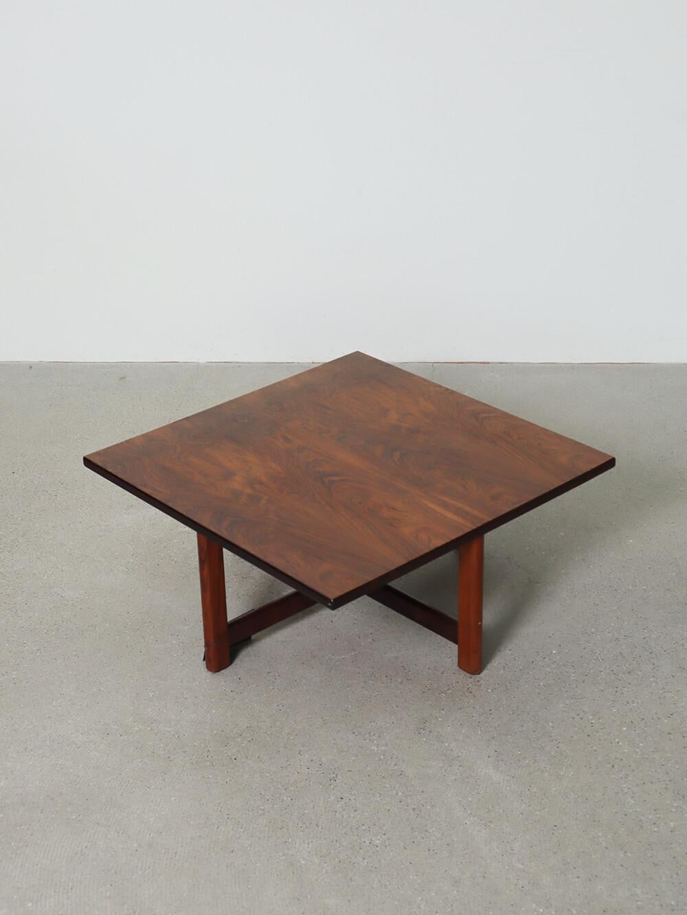 Danish Wood low coffee Table In Good Condition For Sale In Princeton Junction, NJ