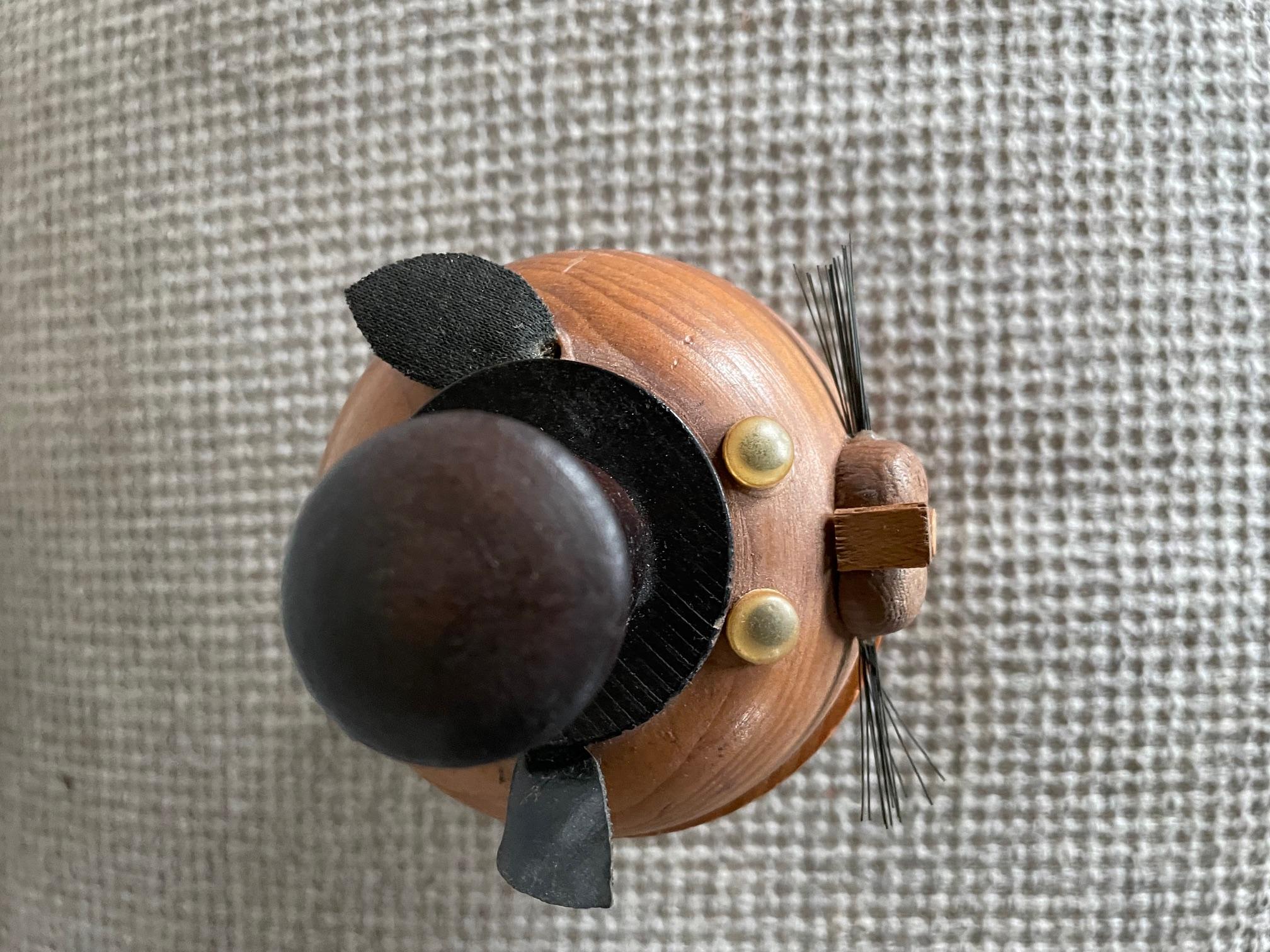 Dänischer Holzuntersetzer aus Buchenholz, der eine Katze mit Hut darstellt, er enthält § Holz- und Korkuntersetzer, er ist im Stil von Hans Bolling.