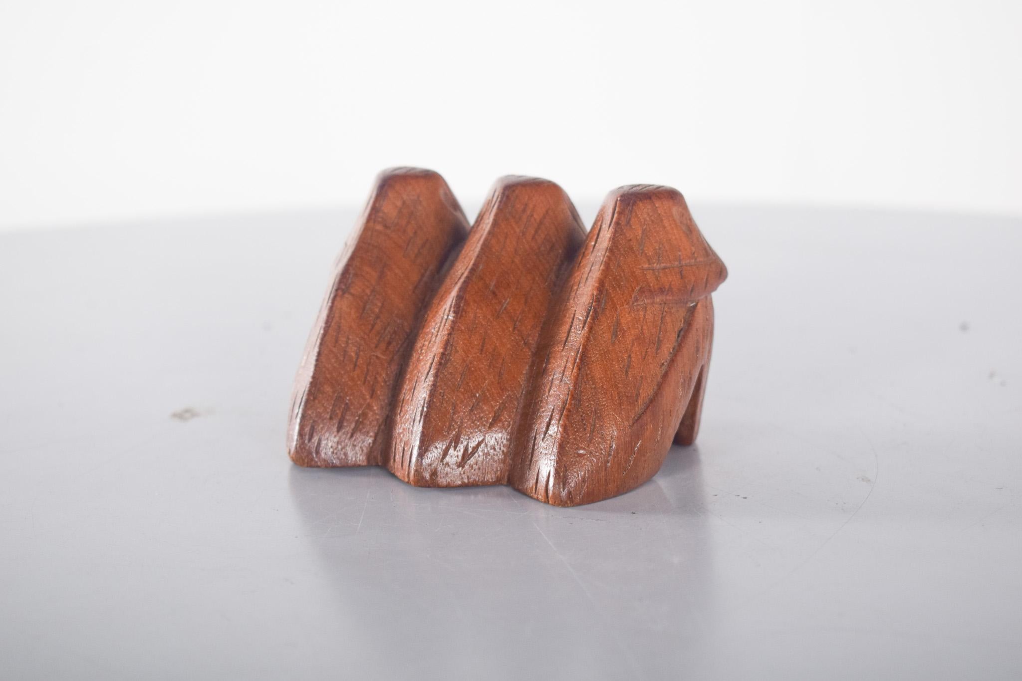 Danese Scultura danese in legno raffigurante le Tre Scimmie Sagge in vendita