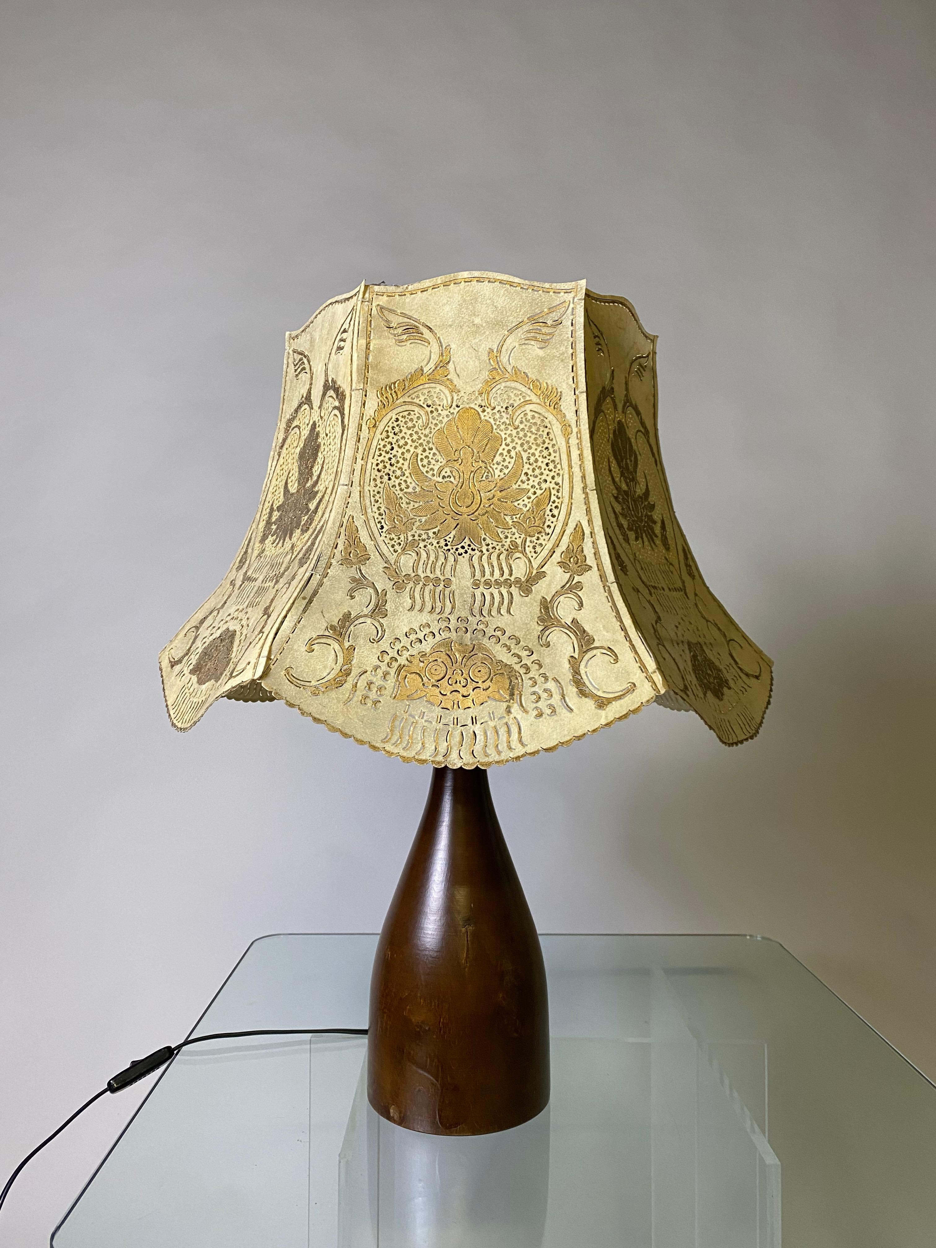 Very rare table lamp from the 70's. The lamp has a solid wooden, varnished base with a gilded pigskin shade.
A real statement piece. It gives a warm light. E14 socket, 110-220 V
Measures: Total height 62 cm, height shade 34 cm, height base 41 cm,